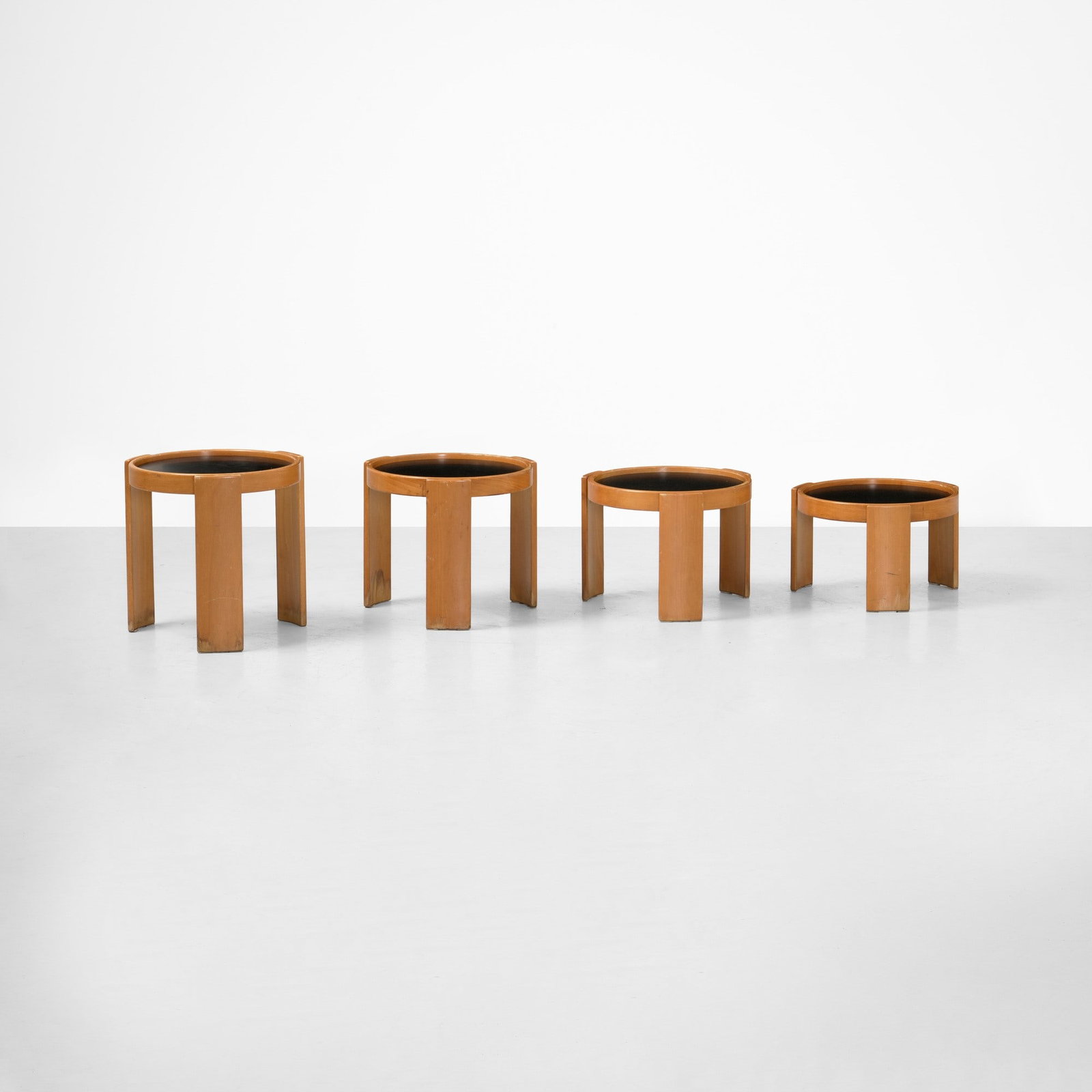 Gianfranco Frattini Set di quattro tavolini impilabili. mod. 780: Struttura in legno e legno laccato. Piano in legno laminato reversibile. Etichetta originale. Prod. Cassina, Italia, 1966. cm 42x h26 (minimo) 42x h40 (massimo) G. Gramigna, Repertorio del design ital