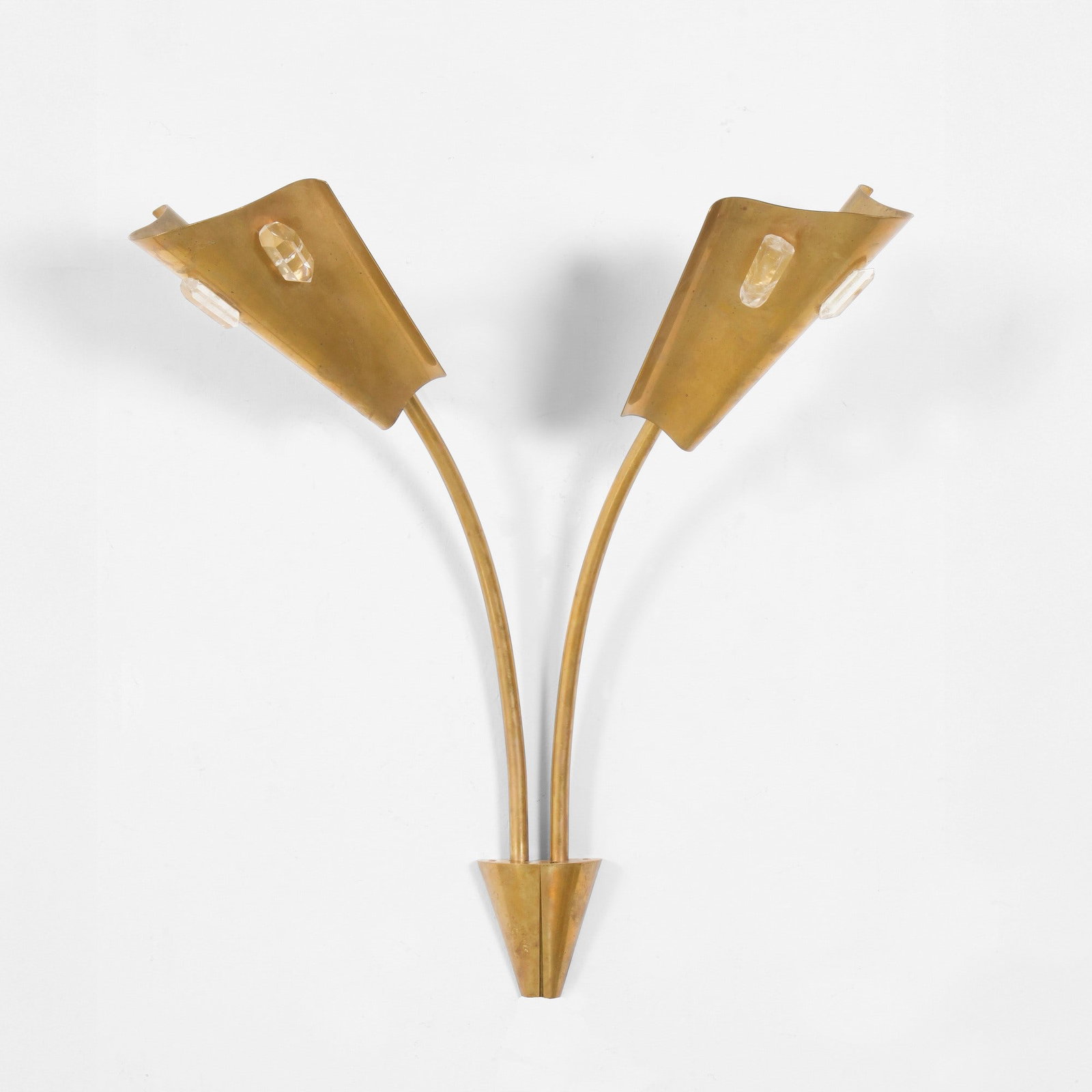 Willy Daro Lampada da parete: Struttura in ottone e dettagli in cristallo di rocca. Firma originale a punta. Prod. Atelier Daro, Belga, 1970 ca. . Measuers: cm 63X20X68