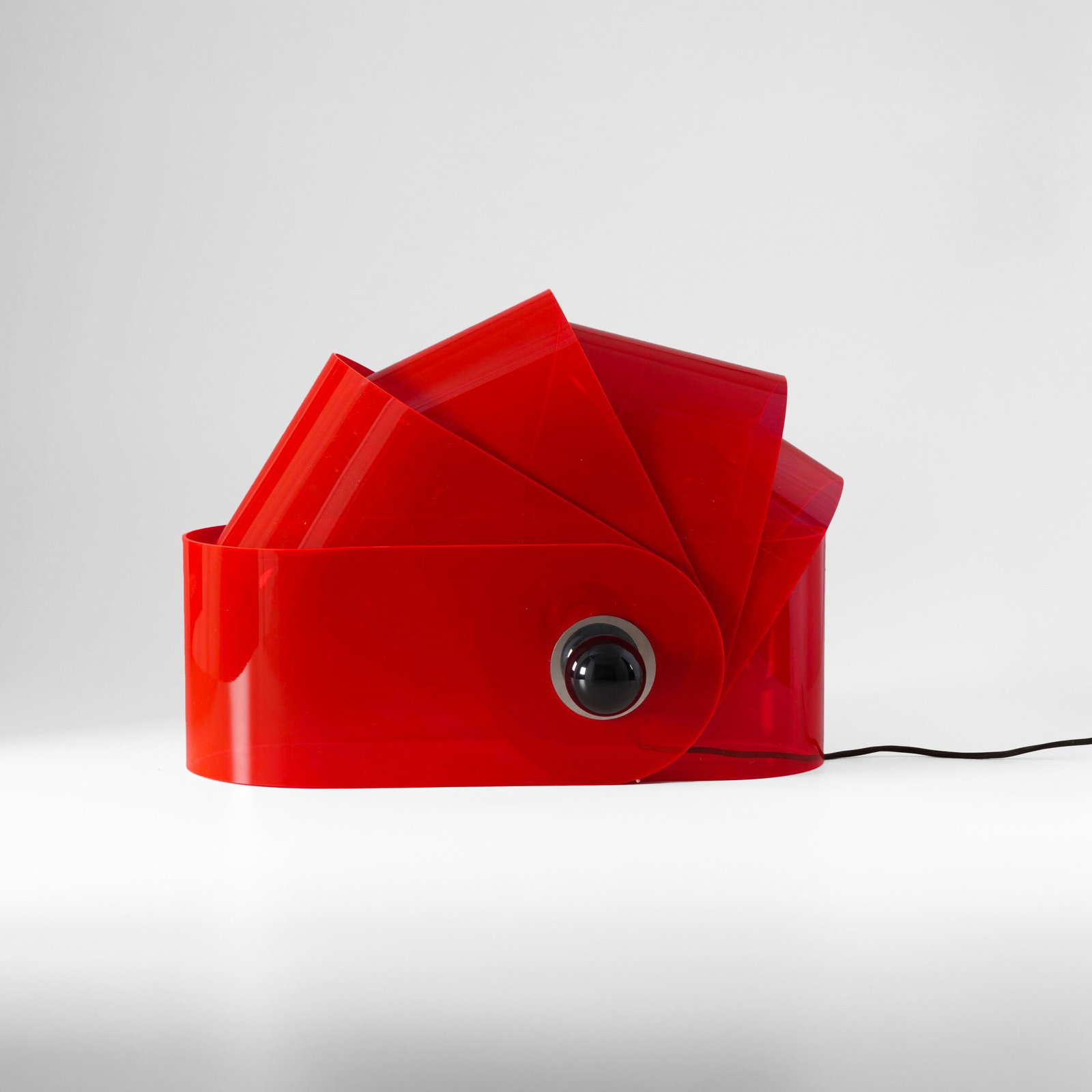 Superstudio Lampada da tavolo mod. Gherpe: Struttura in metallo e diffusore in ABS. Etichetta originale. Prod. Design Centre, Italia, 1968. . Measuers: cm 42X42X21