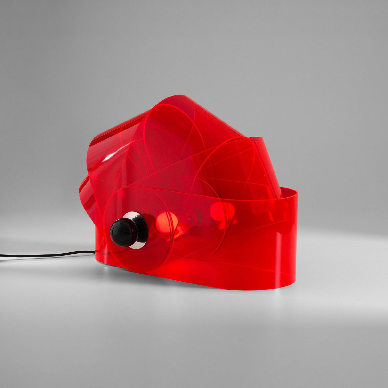 Superstudio Lampada da tavolo mod. Gherpe: Struttura in metallo e diffusore in ABS. Etichetta originale. Prod. Design Centre, Italia, 1968. . Measuers: cm 42X42X21