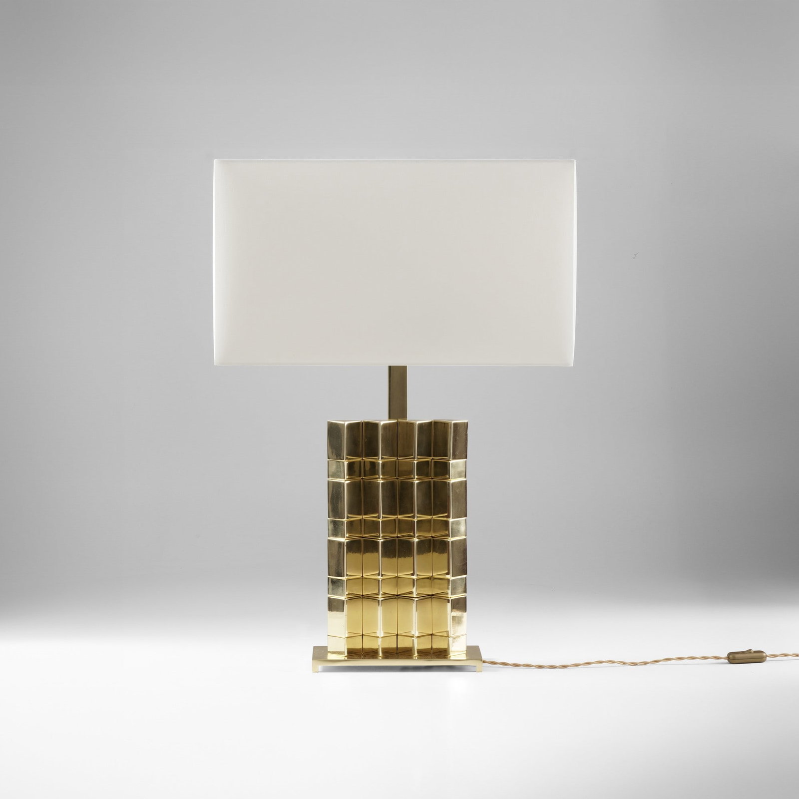 Luciano Frigerio Lampada da tavolo mod. Diamante: Struttura in ottone, paralume in tessuto. Firma originale. Certificato di autenticità. Prod. Frigerio, Italia, 1970. . Measuers: cm 52X38X67,5