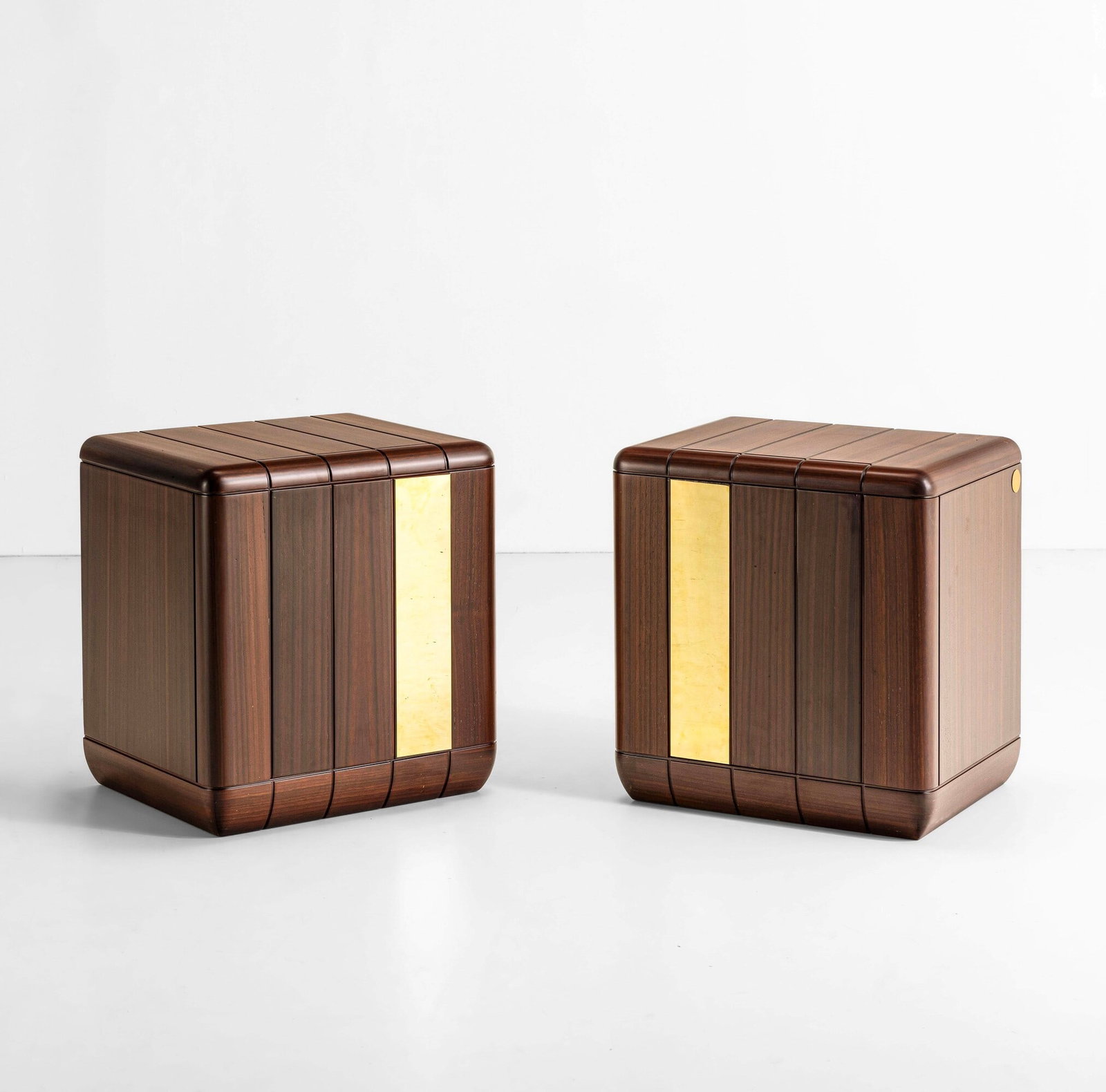 Luciano Frigerio Due comodini mod. Perla: Struttura in legno con elementi in ottone. Marchio originale. Certificato di autenticità. Prod. Frigerio di Desio, Italia, 1970 ca. Catalogo di produzione . Measuers: Cm 50X37X54