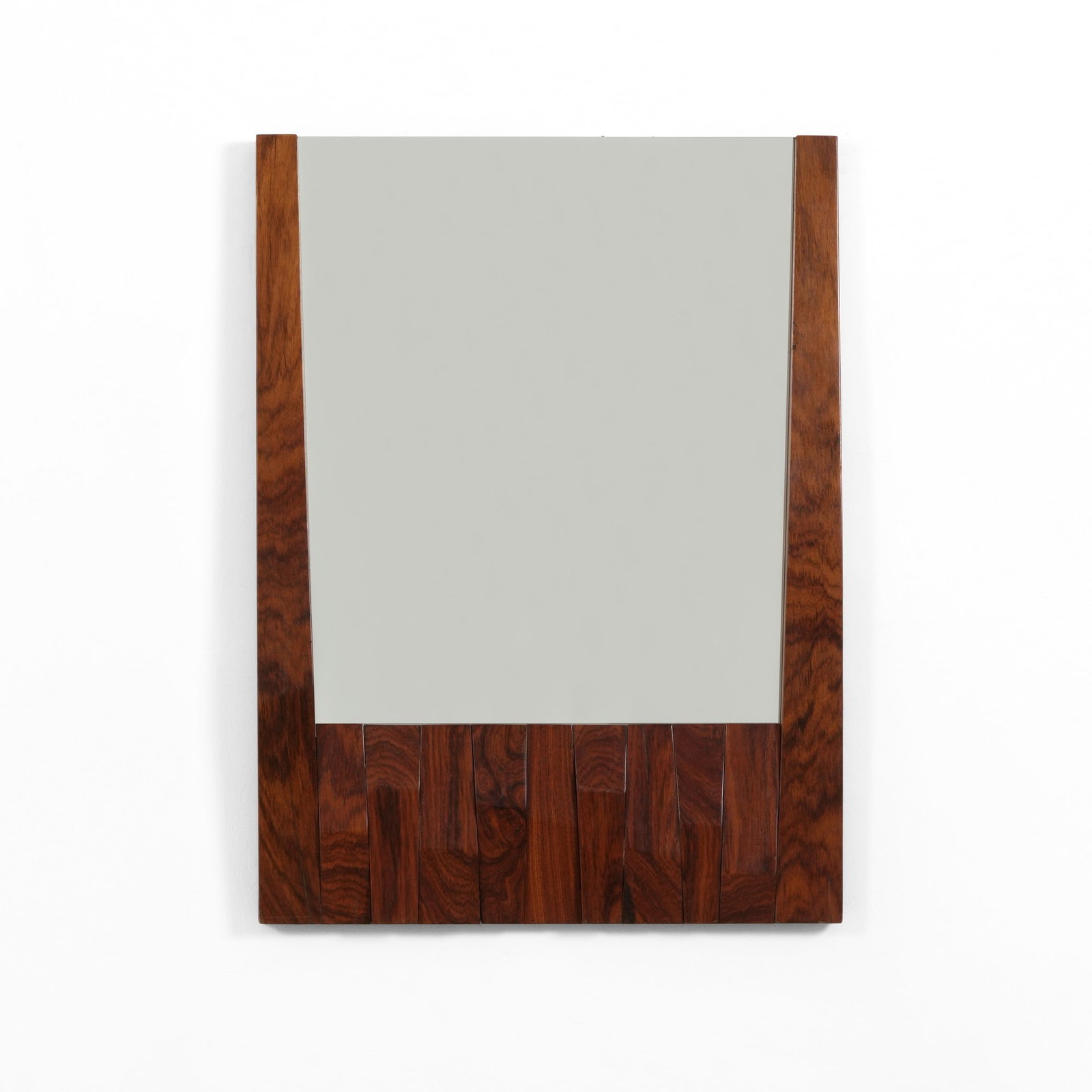 Luciano Frigerio Specchio mod. Barion: Struttura in legno e cristallo specchiato. Marchio originale. Certificato di autenticità. Prod. Frigerio, Italia, 1970. . Measuers: cm 61X4X84