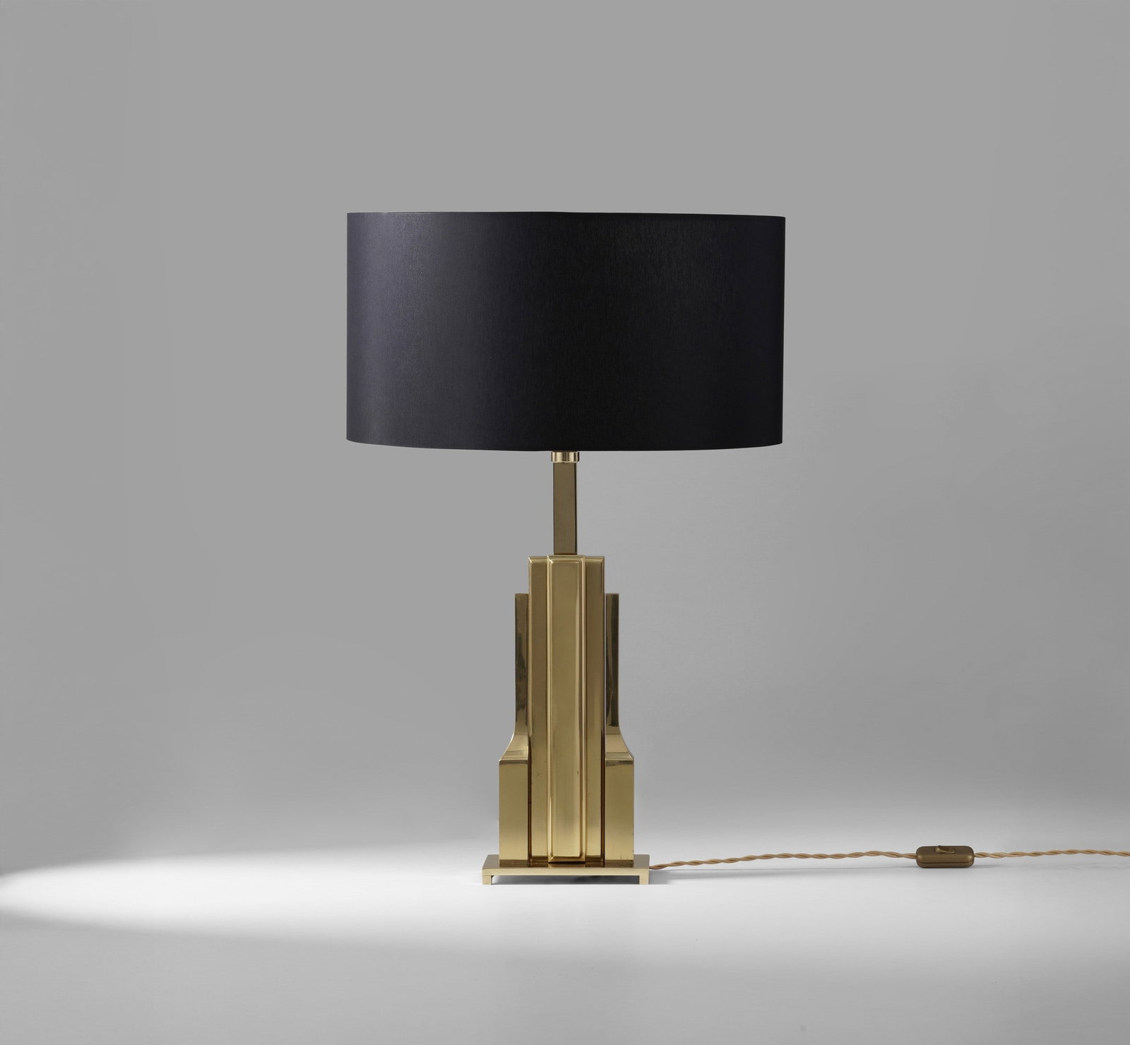 Luciano Frigerio Lampada da tavolo mod. Tartaro: Struttura in ottone, paralume in tessuto. Firma originale. Certificato di autenticità. Prod. Frigerio, Italia, 1970. . Measuers: cm 45X45X69