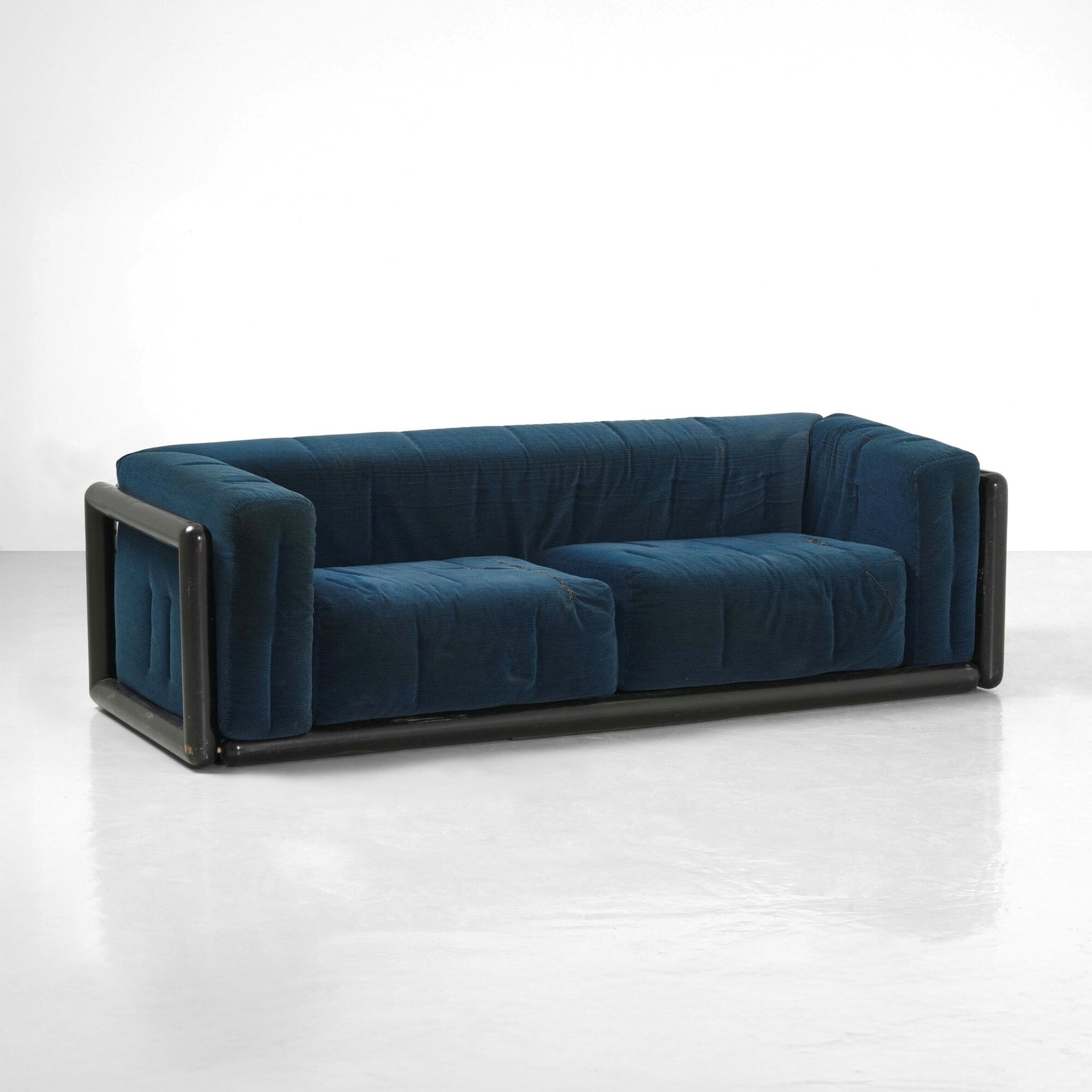 Carlo Scarpa Divano mod. Cornaro: Struttura in legno laccato con rivestimento in tessuto. Prod. Simon Gavina, Italia, 1973. G. Gramigna, Repertorio del design italiano, 1950-2000, p. 211, Allemandi, 2021 . Measuers: cm 221X84X67