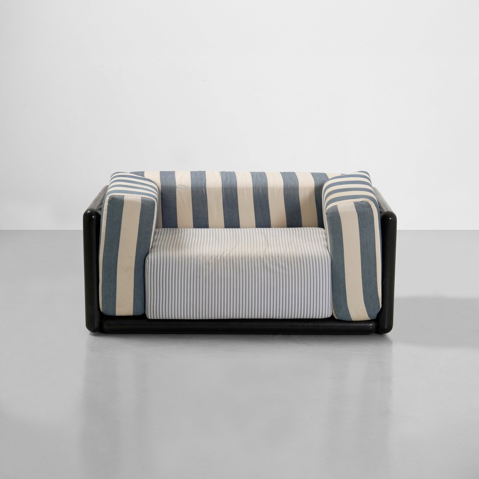 Carlo Scarpa Poltrona mod. Cornaro: Struttura in legno laccato con rivestimento in tessuto. Etichetta originale. Prod. Simon Gavina, Italia, 1973. G. Gramigna, Repertorio del design italiano, 1950-2000, p. 211, Allemandi, 2021 . Measuer