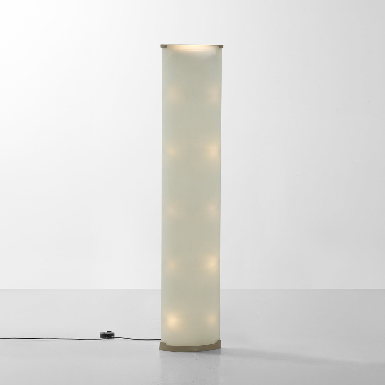 Gio Ponti Lampada da terra mod. Pirellone: Struttura in ottone nichelato con diffusore in vetro stampato. Prod. Fontana Arte, Italia, 1967. U. La Pietra, Gio Ponti, p. 347, Rizzoli, 1995 Fontana Arte, Repertoire, pp. 156-157, 2022 . Measuers: