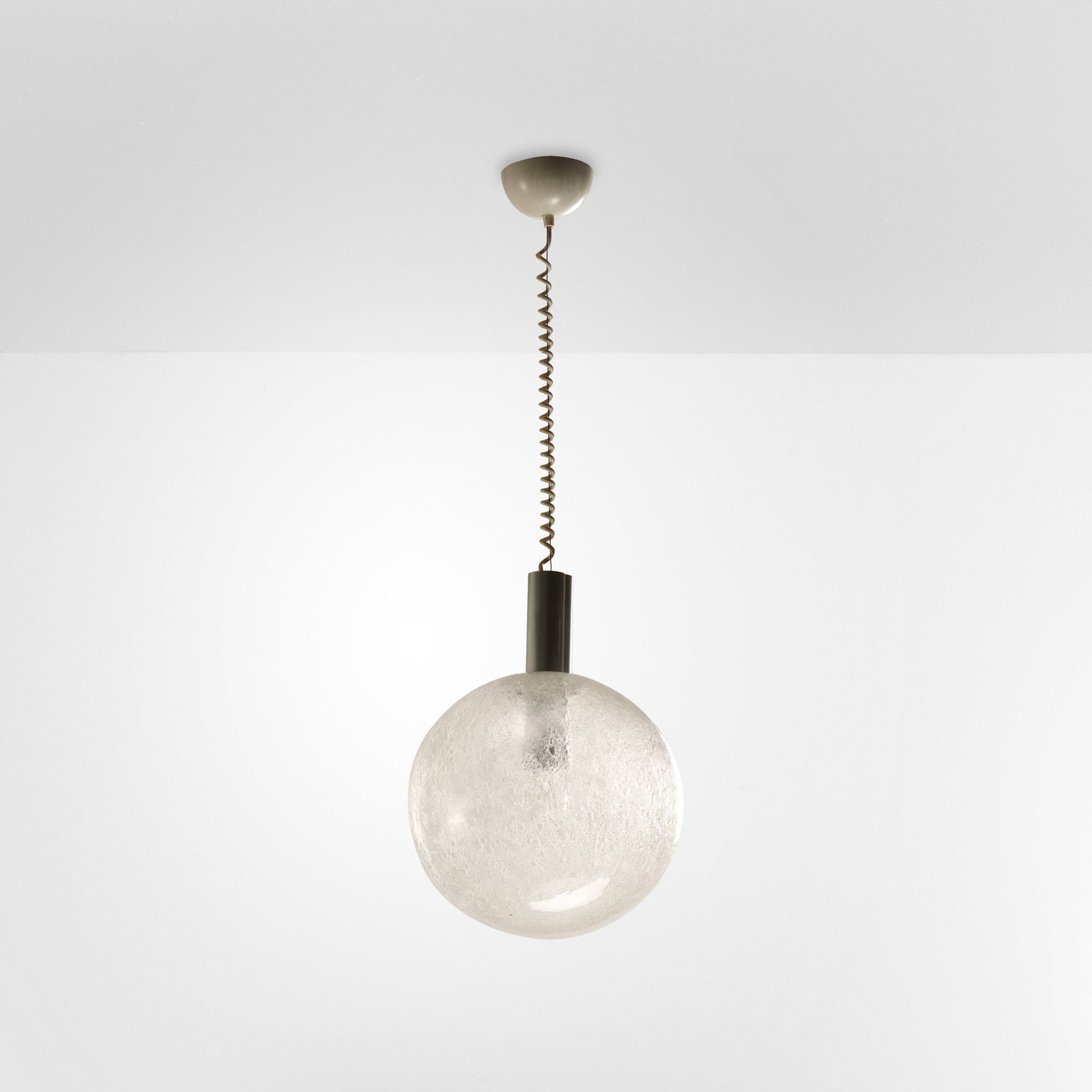 Tobia Scarpa Lampada a sospensione mod. Sfera: Struttura in metallo cromato e diffusore in vetro pelugoso. Prod. Flos, Italia, 1970 ca. . Measuers: W. 40 - H. 105 cm