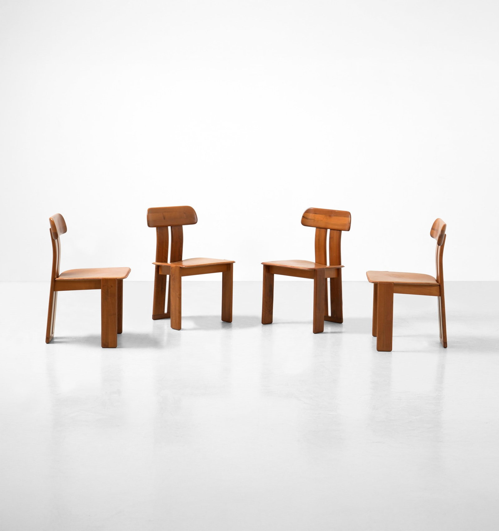Mario Marenco Quattro sedie: Struttura in legno e rivestimento in cuoio. Prod. Mobilgirgi, Italia, 1970 ca. . Measuers: cm 49X54X82