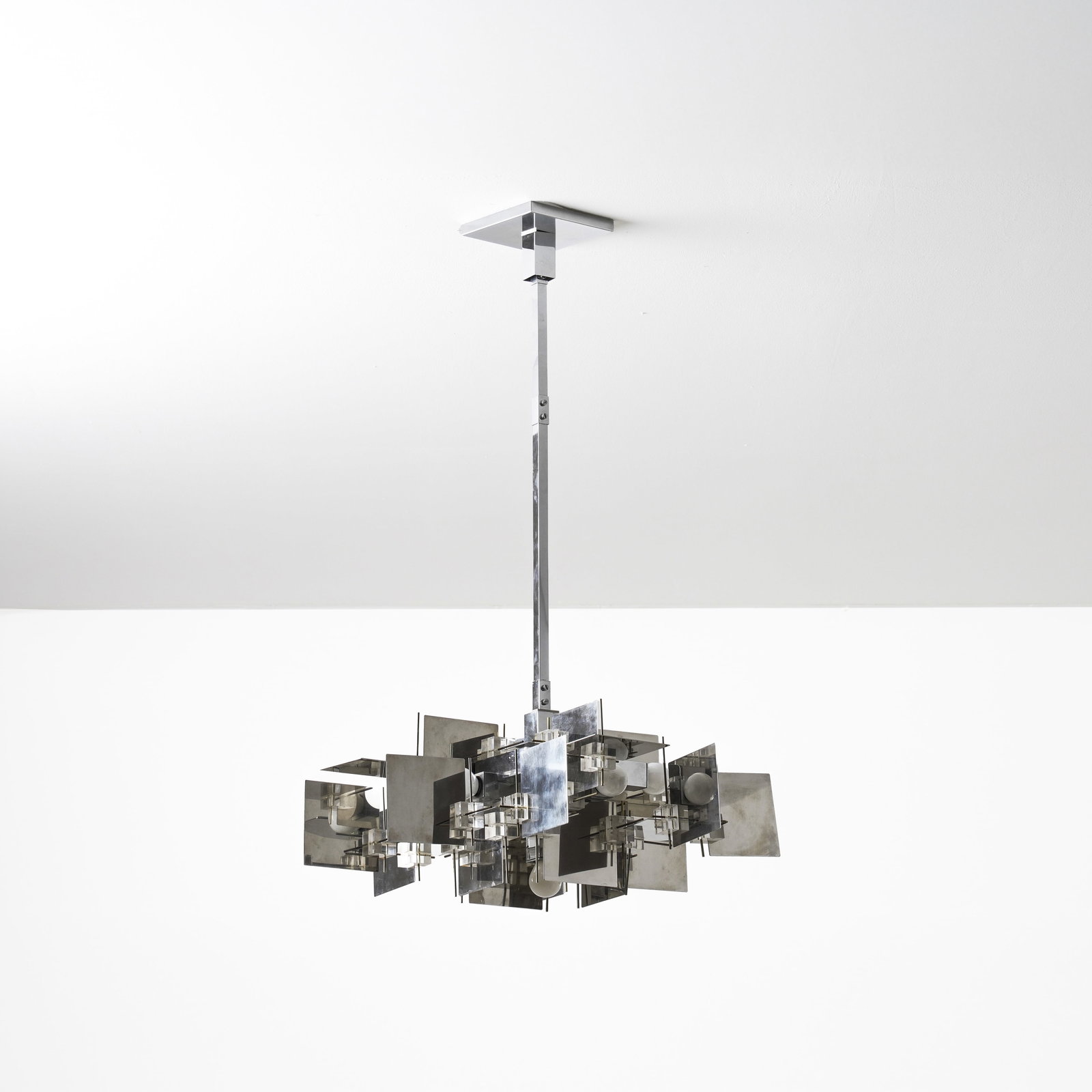 Gaetano Sciolari Lampada a sospensione: Struttura in metallo cromato e plexiglass. Prod. Sciolari, Italia, 1970 ca. . Measuers: cm 62X62X97