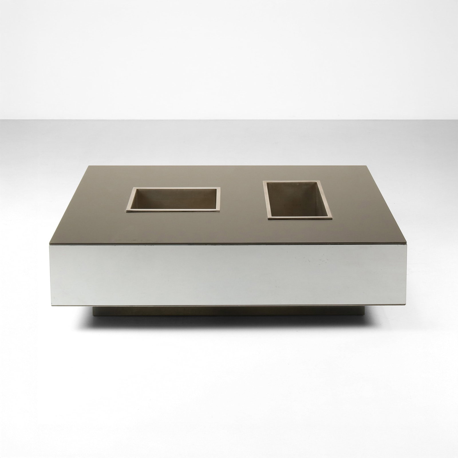 Nanda Vigo , attribuito a Tavolo basso: Struttura in legno con vasche in metallo cromato. Piano rivestito in lastre di vetro specchiato. Prod. Italia, 1970 ca. . Measuers: W. 150 - D. 110 - H. 40 cm
