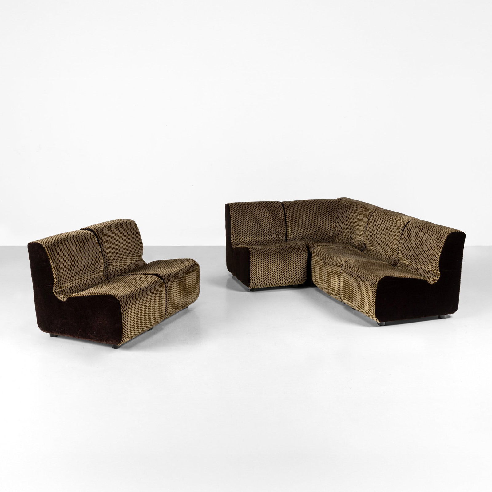 Divano modulare: Composta da sei moduli. Struttura in legno, rivestimento in tessuto. Prod. Italia, 1970 ca. cm 71x51,5x h65 (poltrone) 71x75x h65 (poltrona angolare) . Misure: