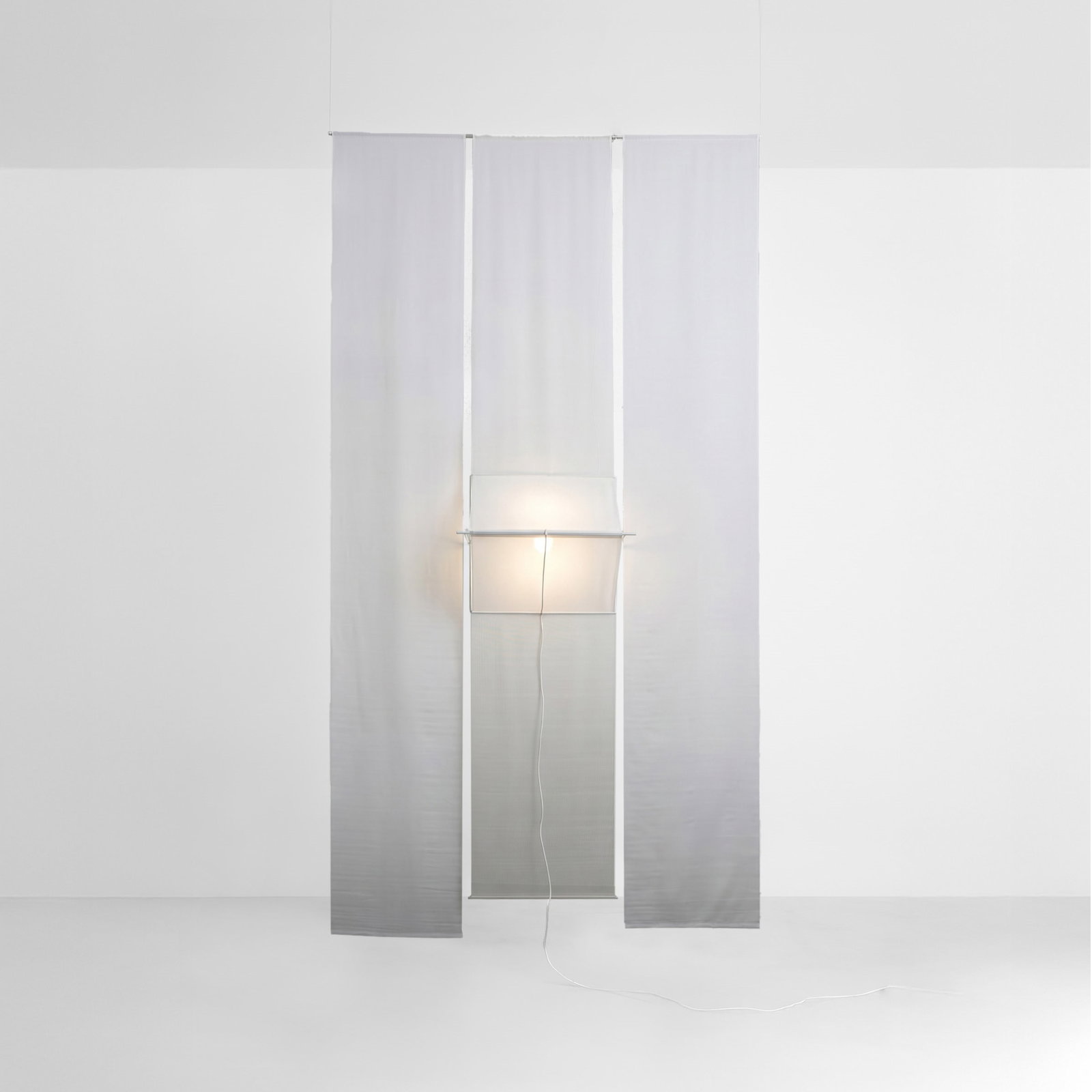 Silvio Coppola Lampada a plafone mod. Quinta: Struttura ad altezza regolabile composta da tre elementi tessili con montatura in metallo laccato. Prod. Artemide, Italia, 1975. Catalogo originale Artemide G. Gramigna, Repertorio del design