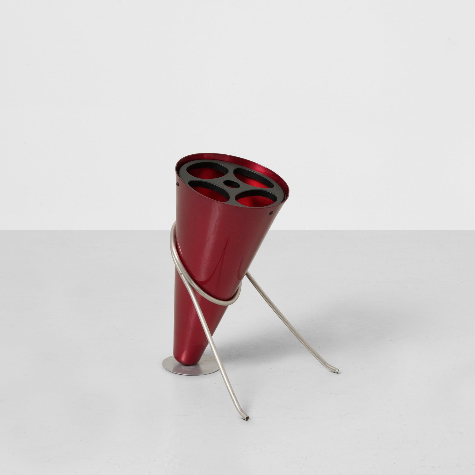 Ettore Sottsass Portaombrelli: Struttura in alluminio curvato e contenitore in alluminio colorato. Dettagli in materiale plastico. Prod. Rinnovel, Italia, 1970 ca. . Measuers: cm 51X30X54
