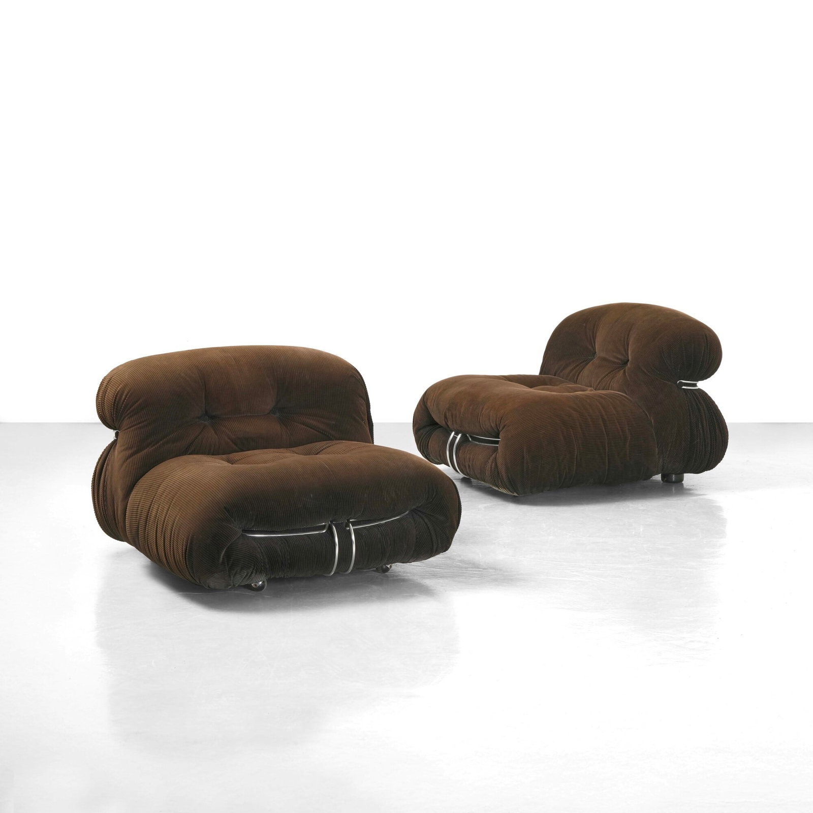 Afra e Tobia Scarpa Due poltrone mod. Soriana: Struttura in legno, rivestimento in tessuto e dettagli in metallo tubolare cromato. Prod. Cassina, Italia, 1970 ca. G. Gramigna, Le Fabbriche del design, I produttori dell’arredamento domestico in I