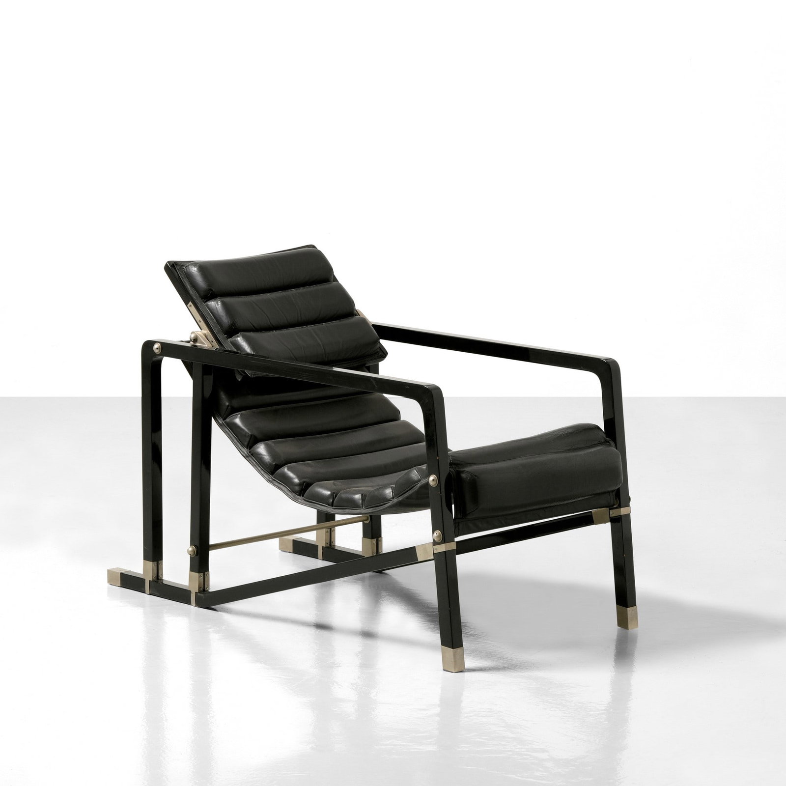 Eileen Gray Poltrona mod. Transat: Struttura con poggiatesta reclinabile in legno laccato e dettagli in metallo cromato. Rivestimento in cuoio. Prod. Ecart International, Francia, 1980 ca. . Measuers: W. 56 - D. 106 - H. 73 Cm