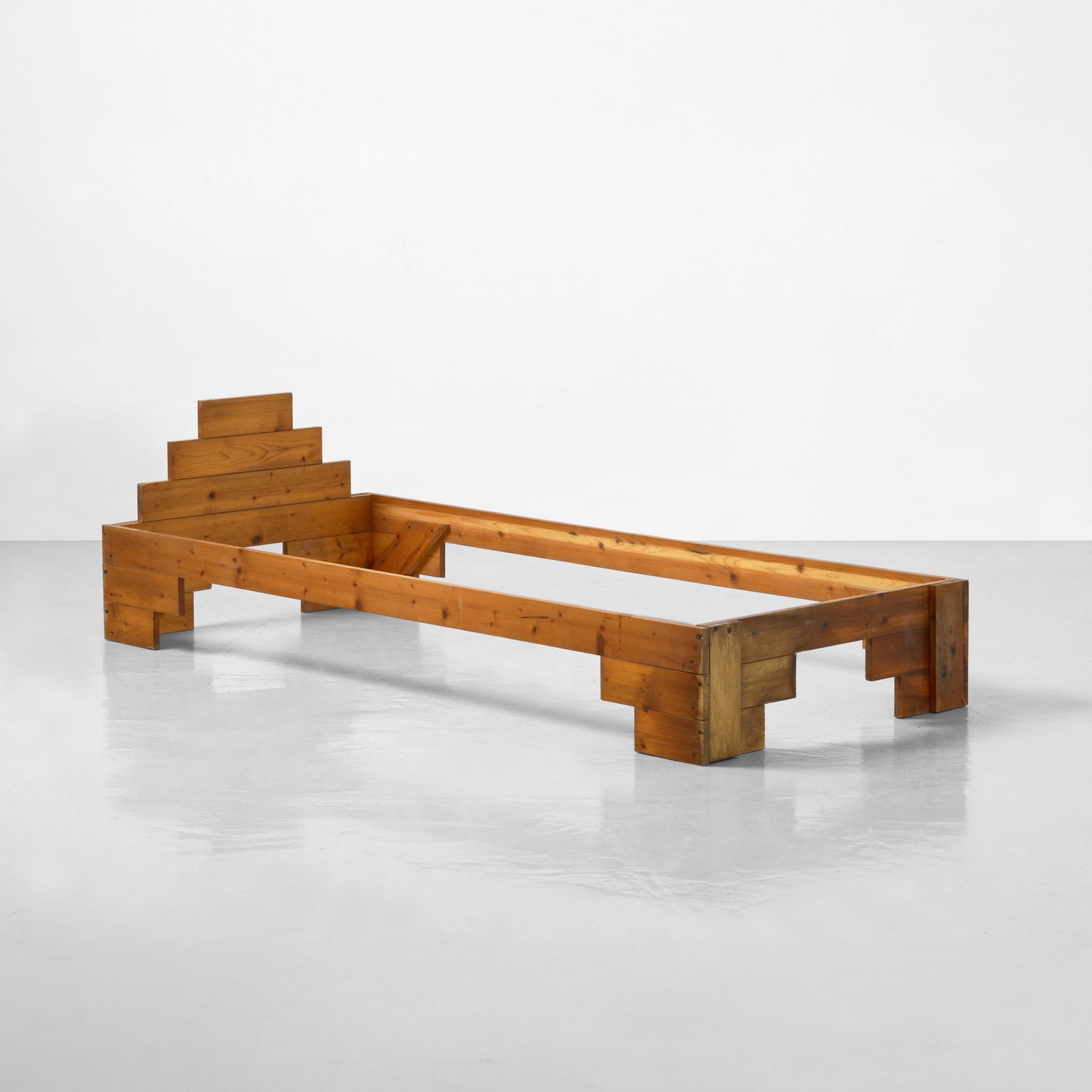 Enzo Mari Letto mod. Emme: Struttura in legno. Prod. Simon Gavina, Italia, 1974. Catalogo originale Gavina . Measuers: cm 284X91X61