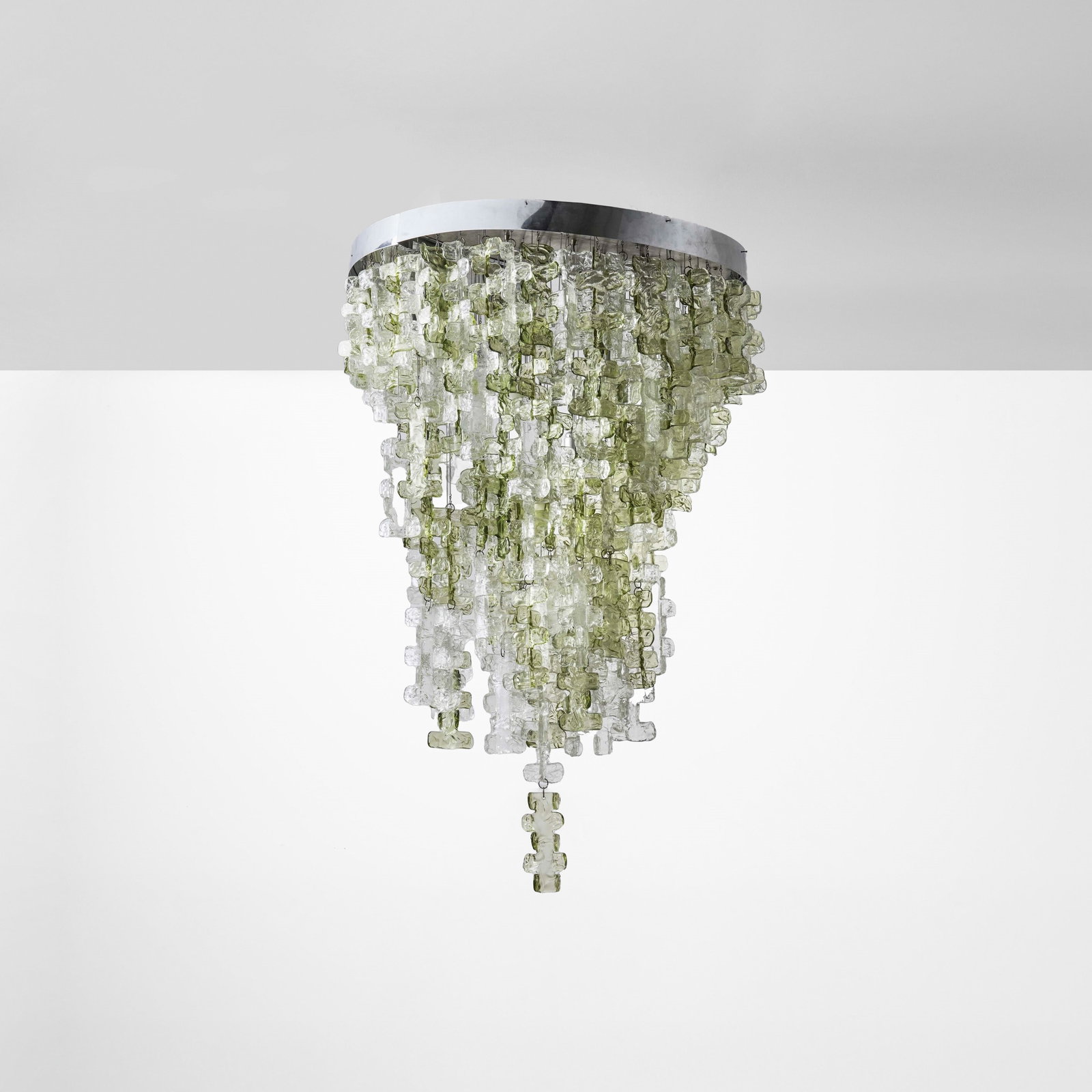 Lumenform Lampada a sospensione: Struttura in metallo cromato ed elementi diffusori ad altezza regolabile in vetro di Murano. Prod. Lumenform, Italia, 1970 ca. . Measuers: cm 100X93X138