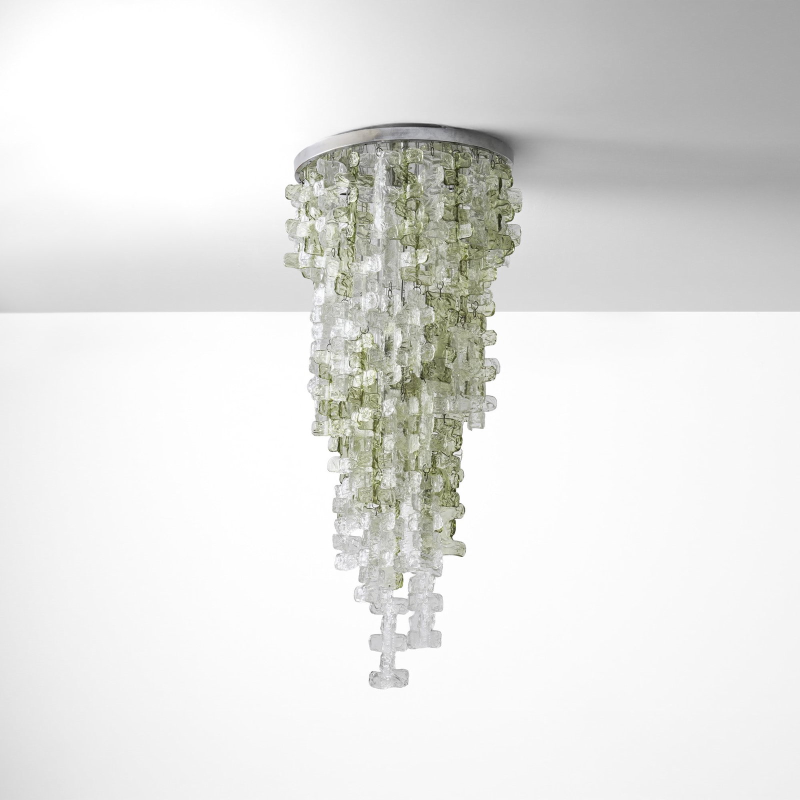Lumenform Lampada a sospensione: Struttura in metallo cromato ed elementi diffusori ad altezza regolabile in vetro di Murano. Prod. Lumenform, Italia, 1970 ca. . Measuers: W. 63 - H. 152 cm