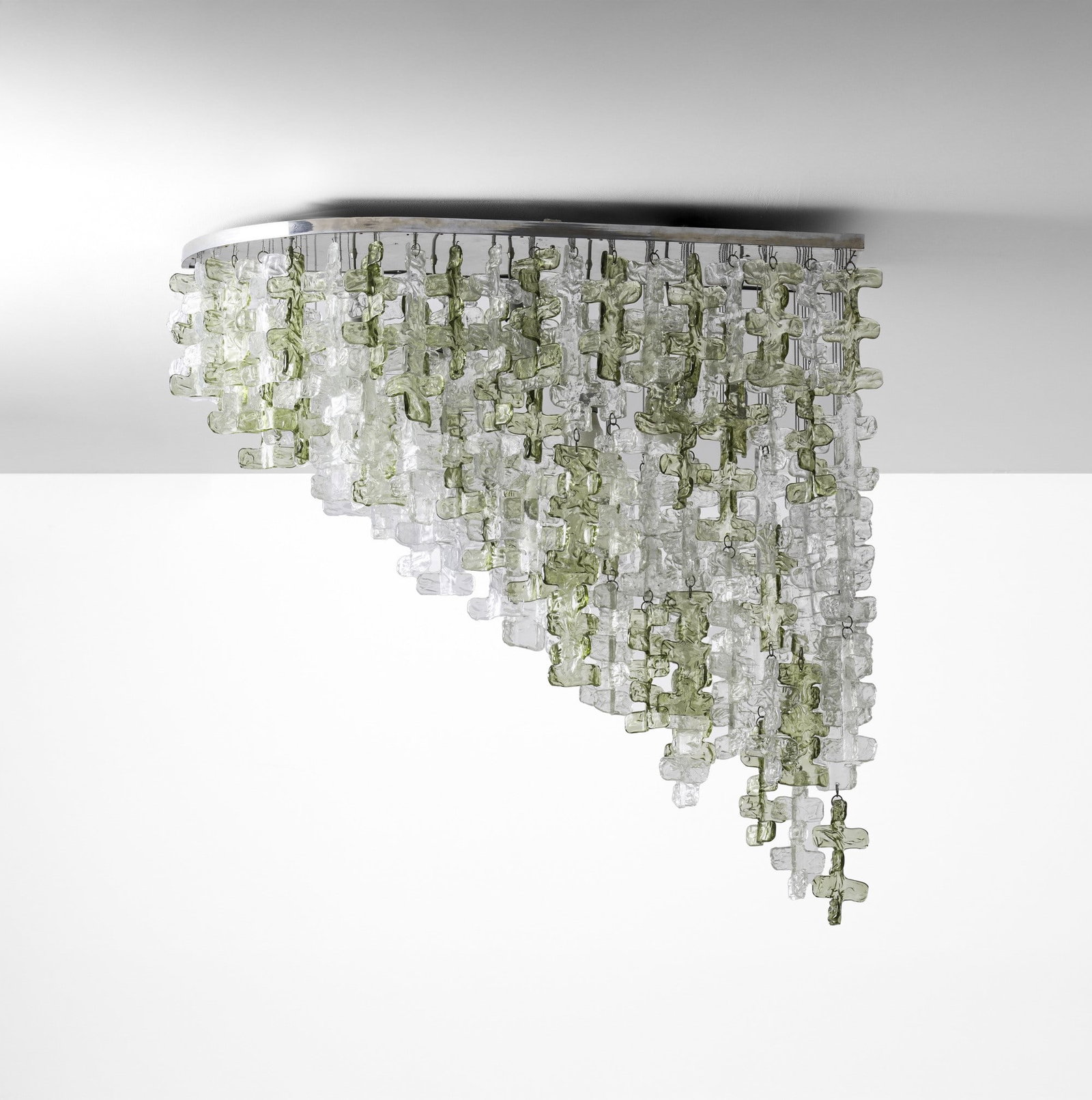 Lumenform Lampada a sospensione: Struttura in metallo cromato ed elementi diffusori ad altezza regolabile in vetro di Murano. Prod. Lumenform, Italia, 1970 ca. . Measuers: cm 41X130X115