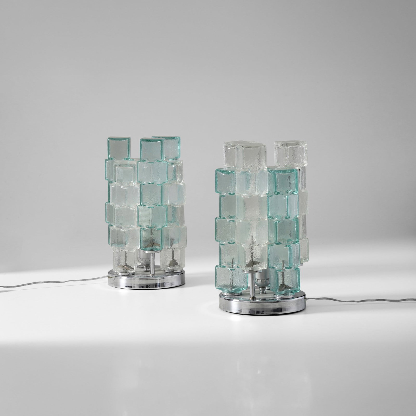Lumenform Due lampade da tavolo: Struttura in metallo cromato e diffusore in vetro di Murano. Prod. Lumenform, Italia, 1970 ca. . Measuers: W. 22 - H. 35 cm