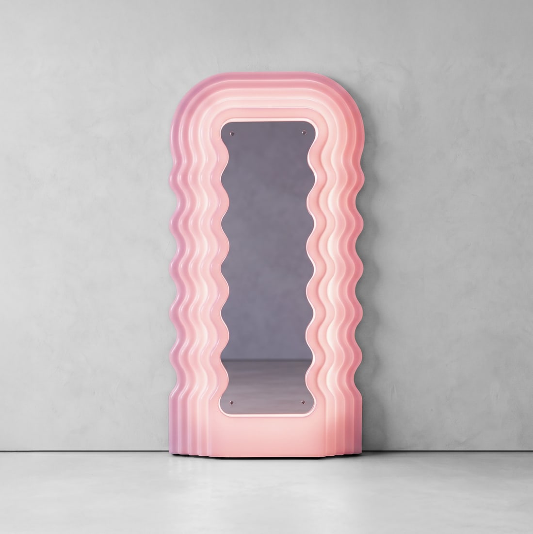 Ettore Sottsass Specchio mod. Ultrafragola: Cornice termoformata in materiale plastico opalino con luce al neon, cristallo specchiato. Disegno del 1970. Certificato di autenticità rilasciato da Poltronova. Prod. Poltronova, Italia, 2000 ca. . 