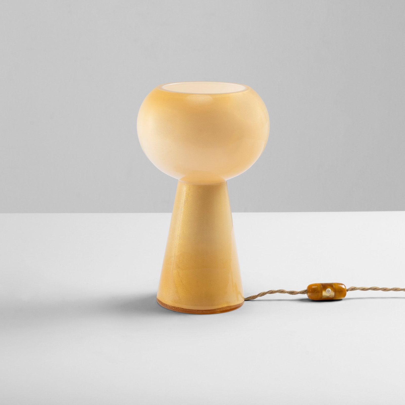 Leucos Lampada da tavolo: Struttura in vetro di Murano con applicazioni in foglia oro. Etichetta originale. Prod. Leucos, Italia, 1980 ca. . Measuers: W. 16 - H. 26,5 cm