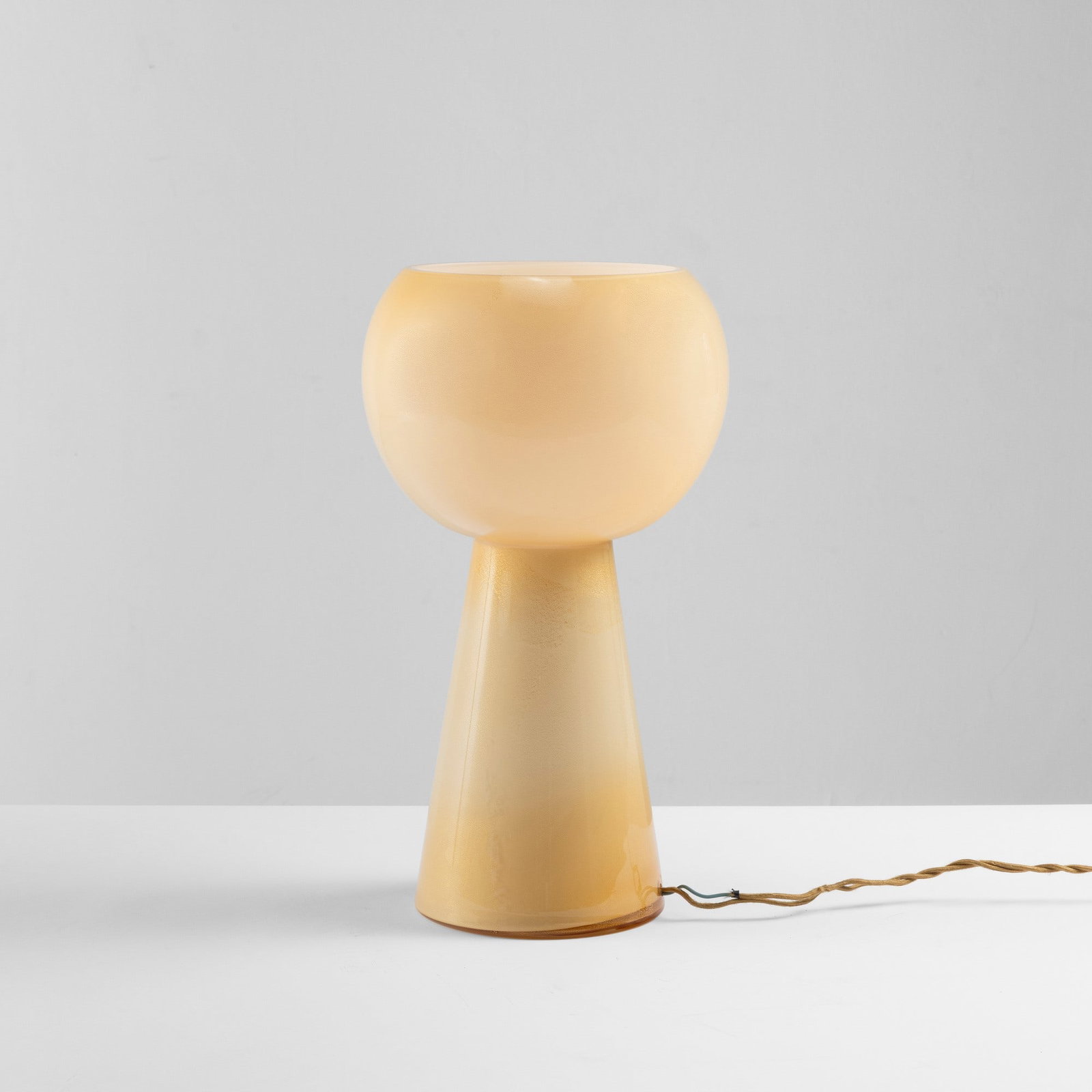 Leucos Lampada da tavolo: Struttura in vetro di Murano con applicazioni in foglia oro. Prod. Leucos, Italia, 1980 ca. . Measuers: W. 23 - H. 41 cm
