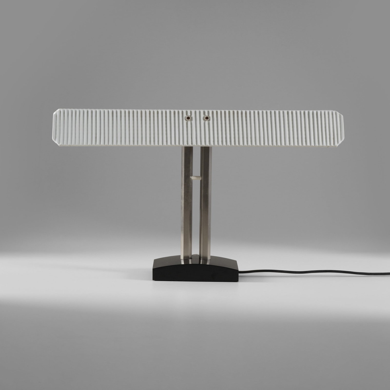 Tobia Scarpa Lampada da tavolo mod. Capalonga: Struttura in metallo e metallo laccato. Diffusore in ceramica smaltata. Etichetta originale. Prod. Flos, Italia, 1980 ca. Domus n. 665, ottobre 1985, p. 32 . Measuers: cm 69X15X42