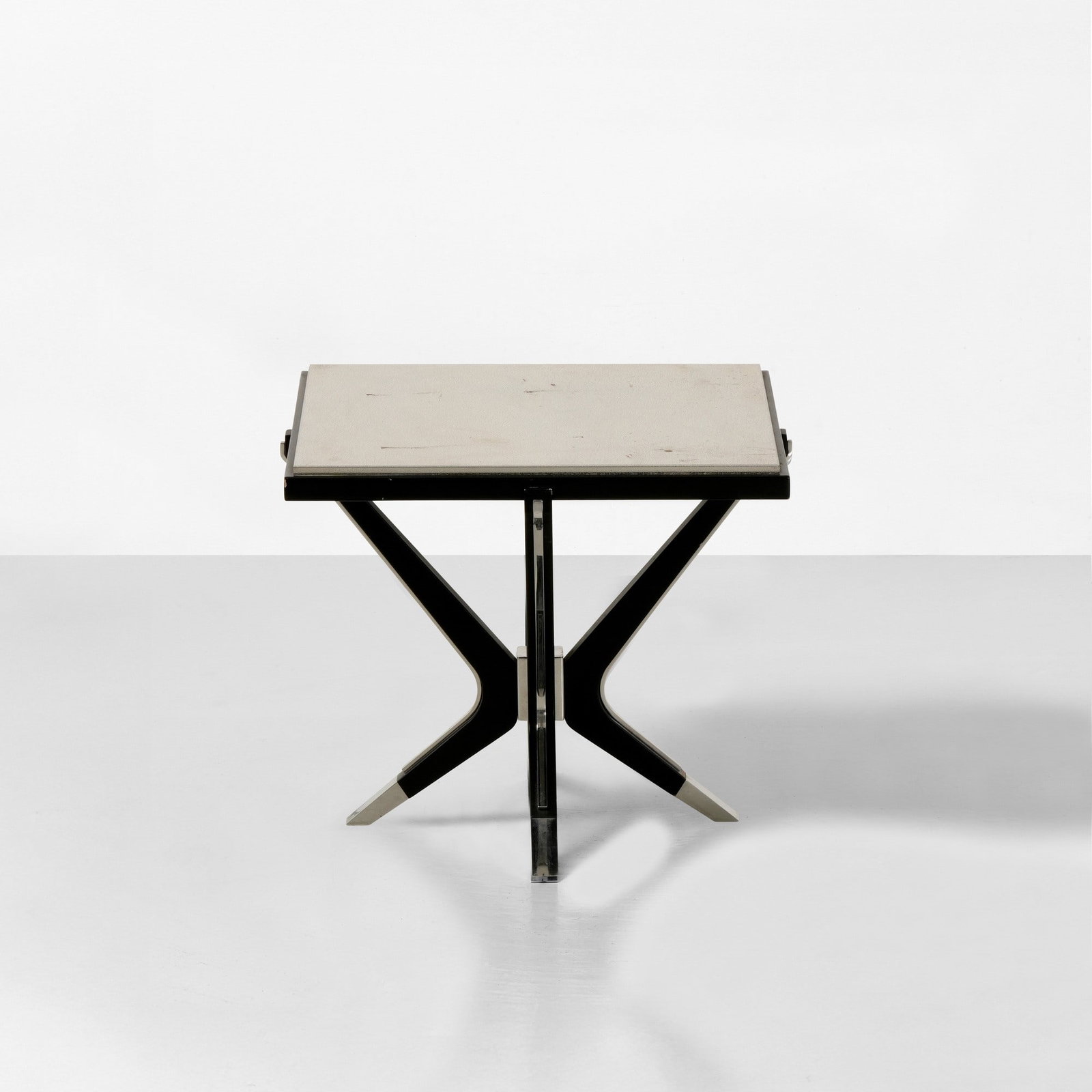 Tavolo basso: Struttura in legno laccato, dettagli in metallo cromato e piano in metallo lavorato. Prod. Italia, 2000 ca. . Measuers: cm 55X55X46
