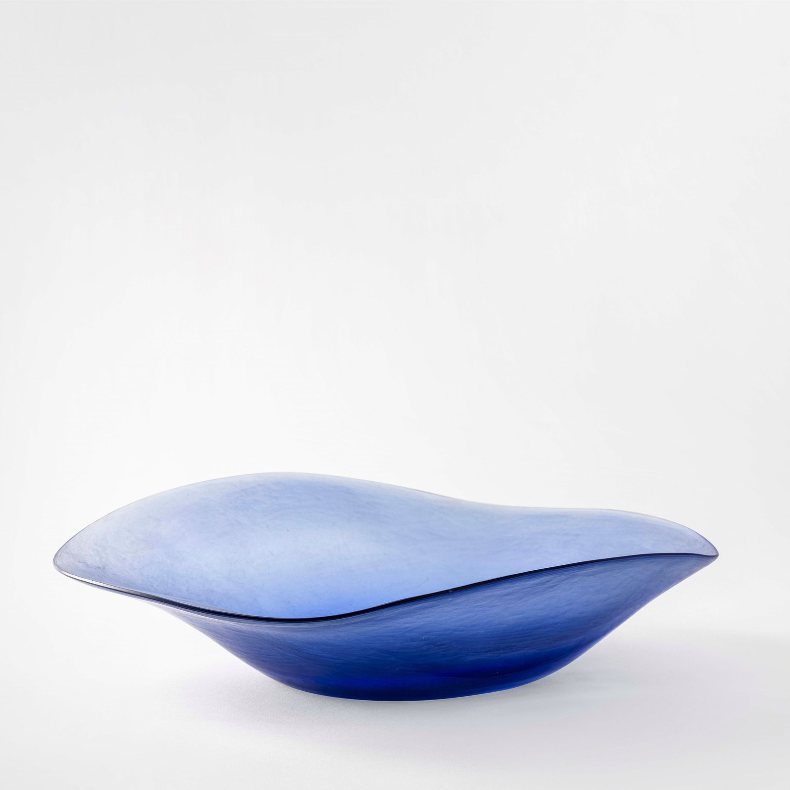 Tobia Scarpa Big cup: Battuto Murano glass. Molted surface. Pointed signature. Venini, Italy, c. 1970. F. Deboni, Venini I Vetri, f.144, Allemandi, 2007. . Measuers: W. 33 - D. 26 - H. 6 cm