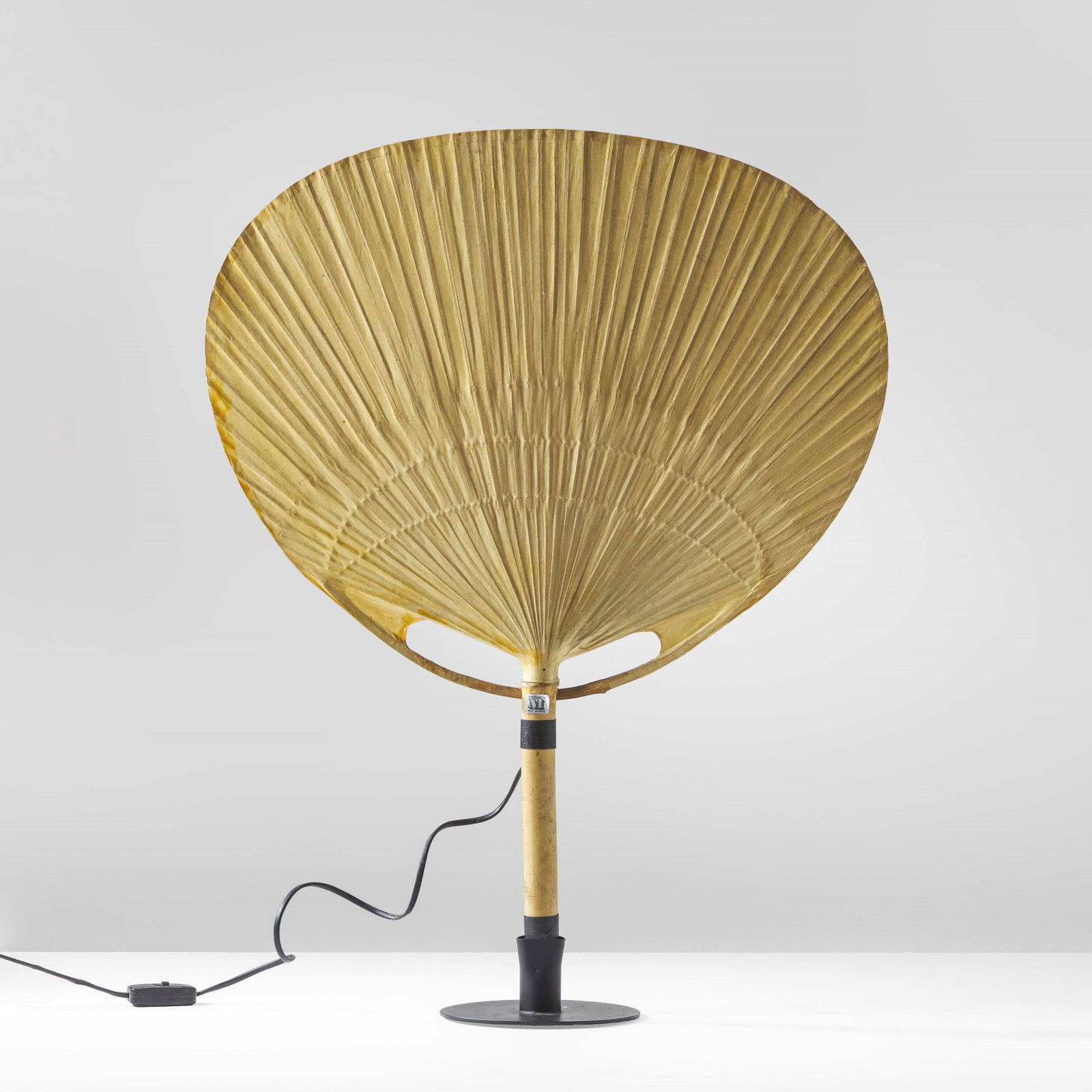 Ingo Maurer Table lamp mod. Uchiwa: Structure and diffuser in bamboo and rice paper. Lacquered metal mounting. Details in metal and wood. Original label. Design M, Germany, 1973. . Measuers: W. 57 - D. 17 - H. 75 Cm