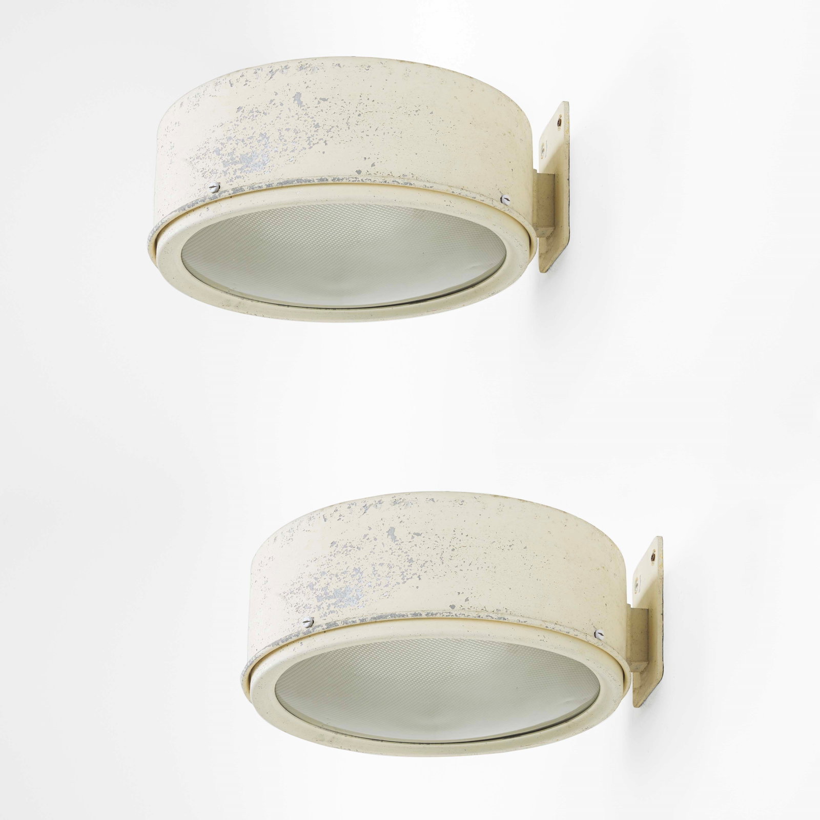 Gino Sarfatti Two wall lamps mod. 255/37: Lacquered metal structure, glass diffuser. Arteluce, Italy, c. 1960. M. Romanelli, S. Severi, Gino Sarfatti opere scelte 1938-1973, 417, Silvana Editore, 2012. . Measuers: W. 39 - D. 40 - H. 15 cm