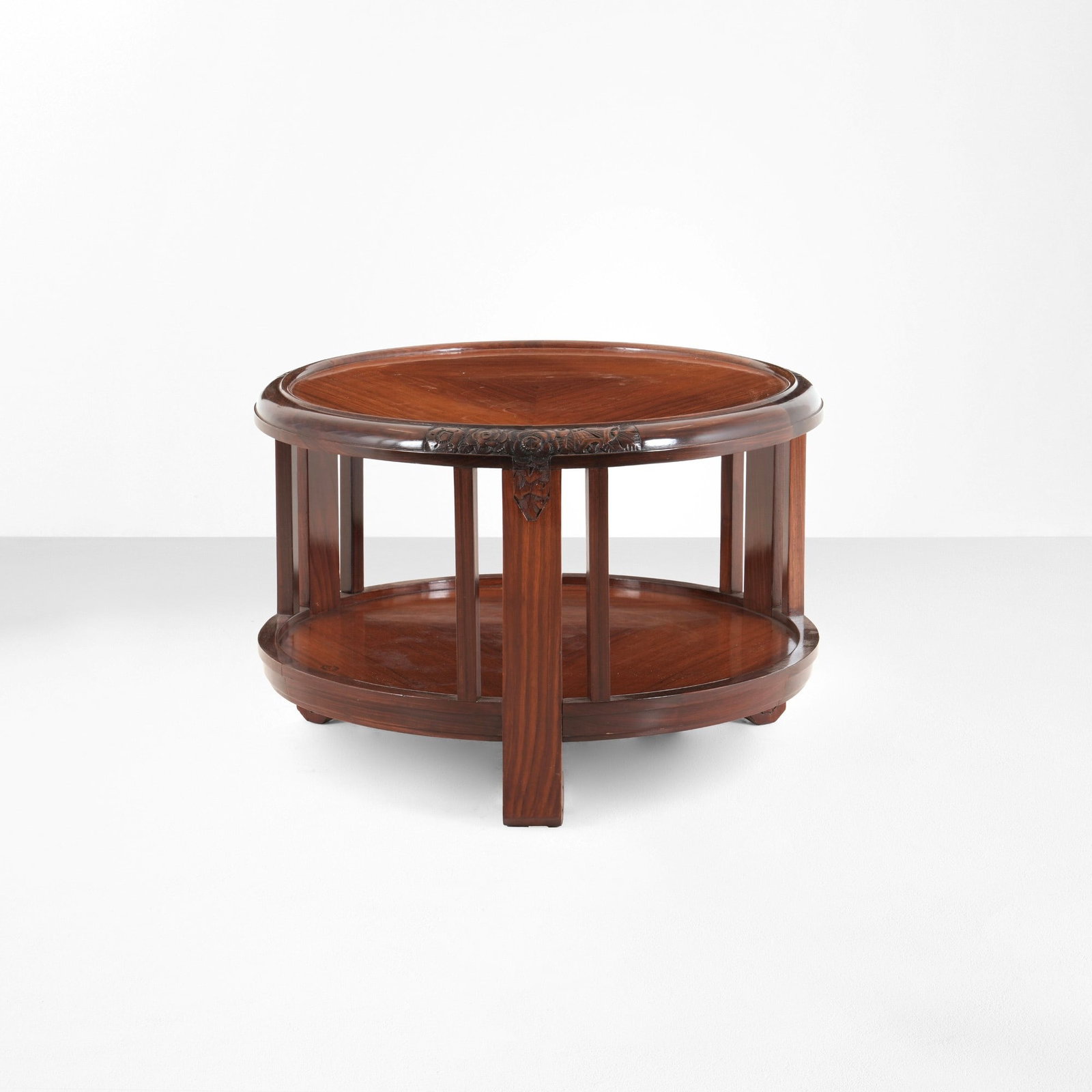 Louis Majorelle Tavolo basso: Struttura e piano in legno intagliato. Marchio originale. Prod. Francia 1925 ca. . Measuers: W. 90 - H. 61 cm