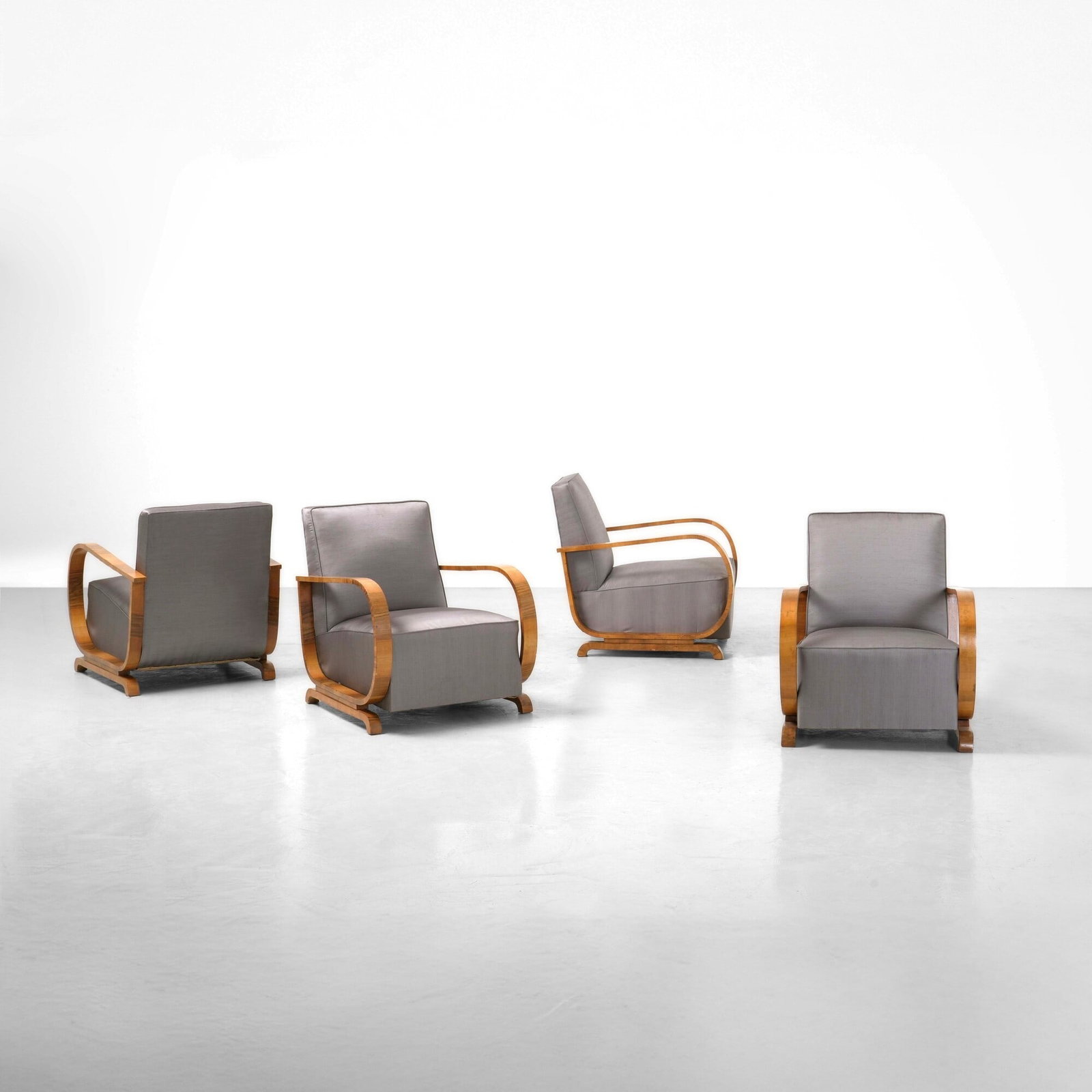 Quattro poltrone: Struttura in legno e legno impiallacciato rivestimento in tessuto. Prod. Italia 1930 ca. . Measuers: cm 69X80X80