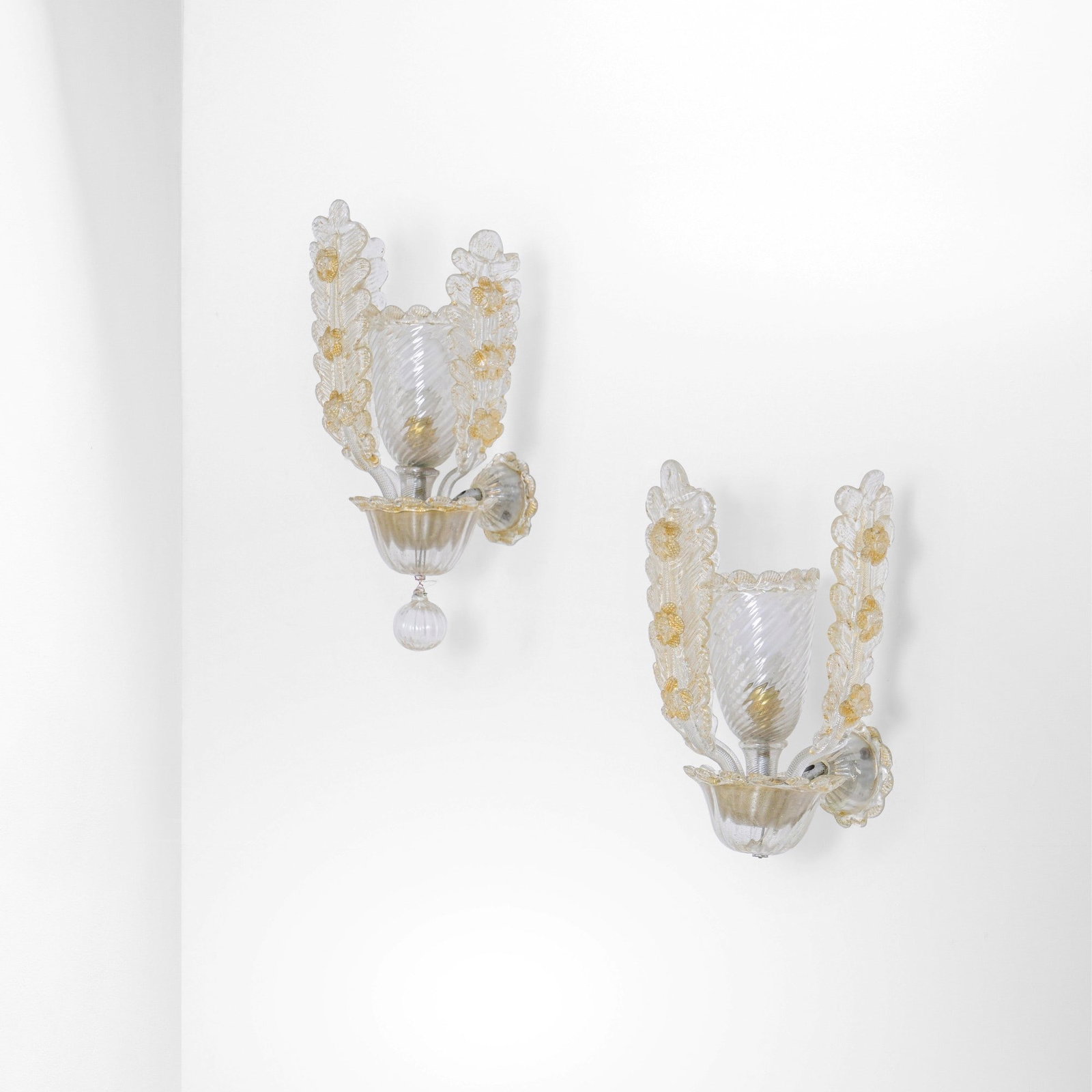 Barovier e Toso Due lampade da parete: Struttura in metallo vetro di Murano con inclusioni in oro. Prod. Barovier e Toso Italia 1930 ca. . Measuers: cm 22X21X40