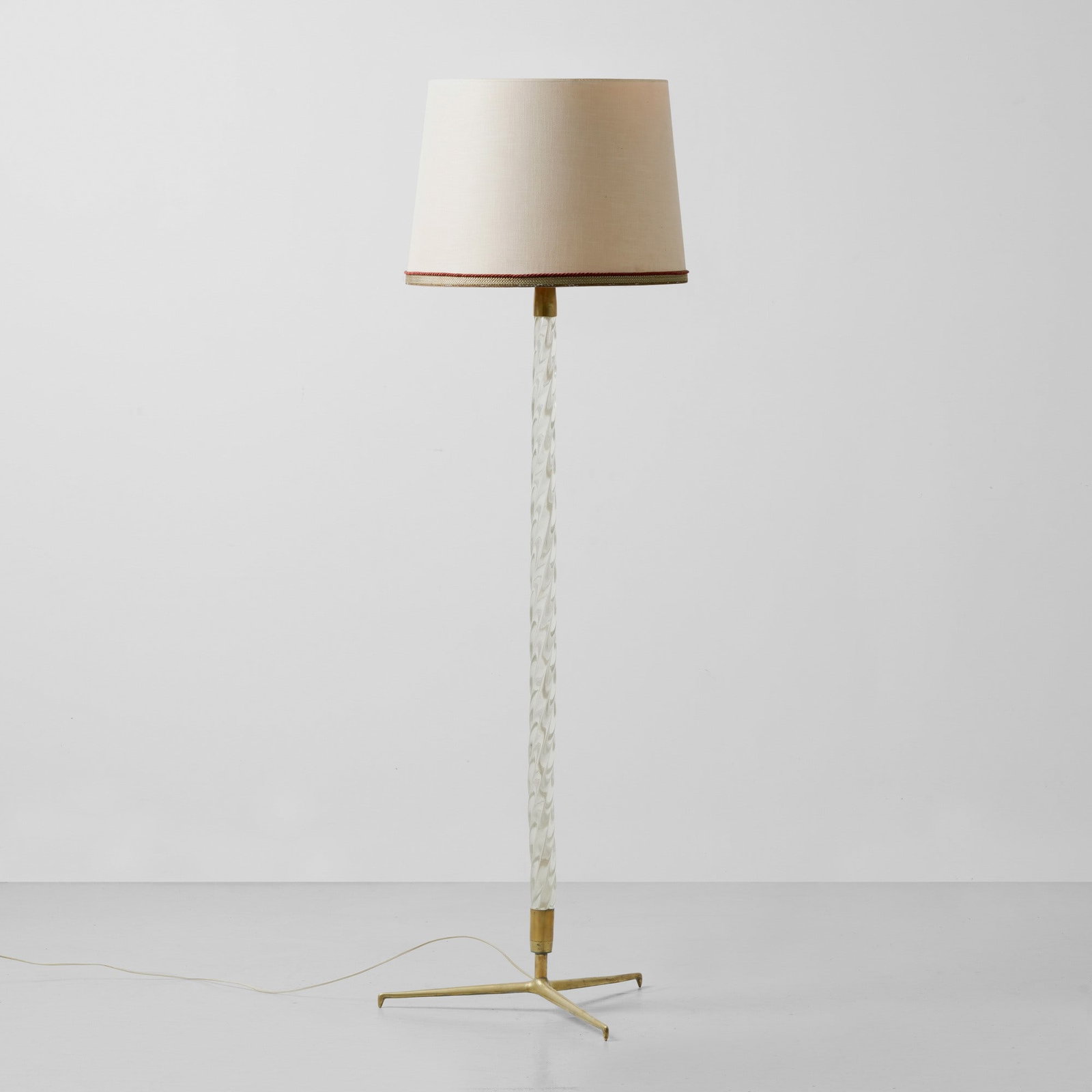 Lampada da terra: Struttura e sostegni in ottone fusto in vetro di Murano a torchon. Paralume in tessuto. Prod. Italia 1950 ca. . Measuers: W. 55 - H. 175 cm