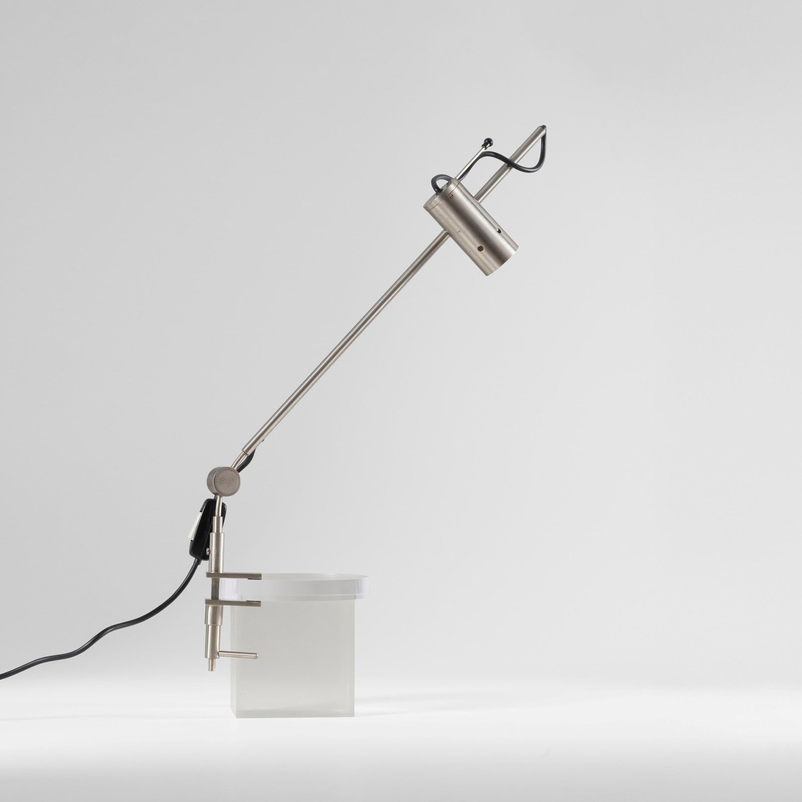 Tito Agnoli Lampada da tavolo a morsetto mod. 255: Struttura e diffusore in metallo. Prod. Oluce Italia 1950 ca. . Measuers: cm 20X20X50