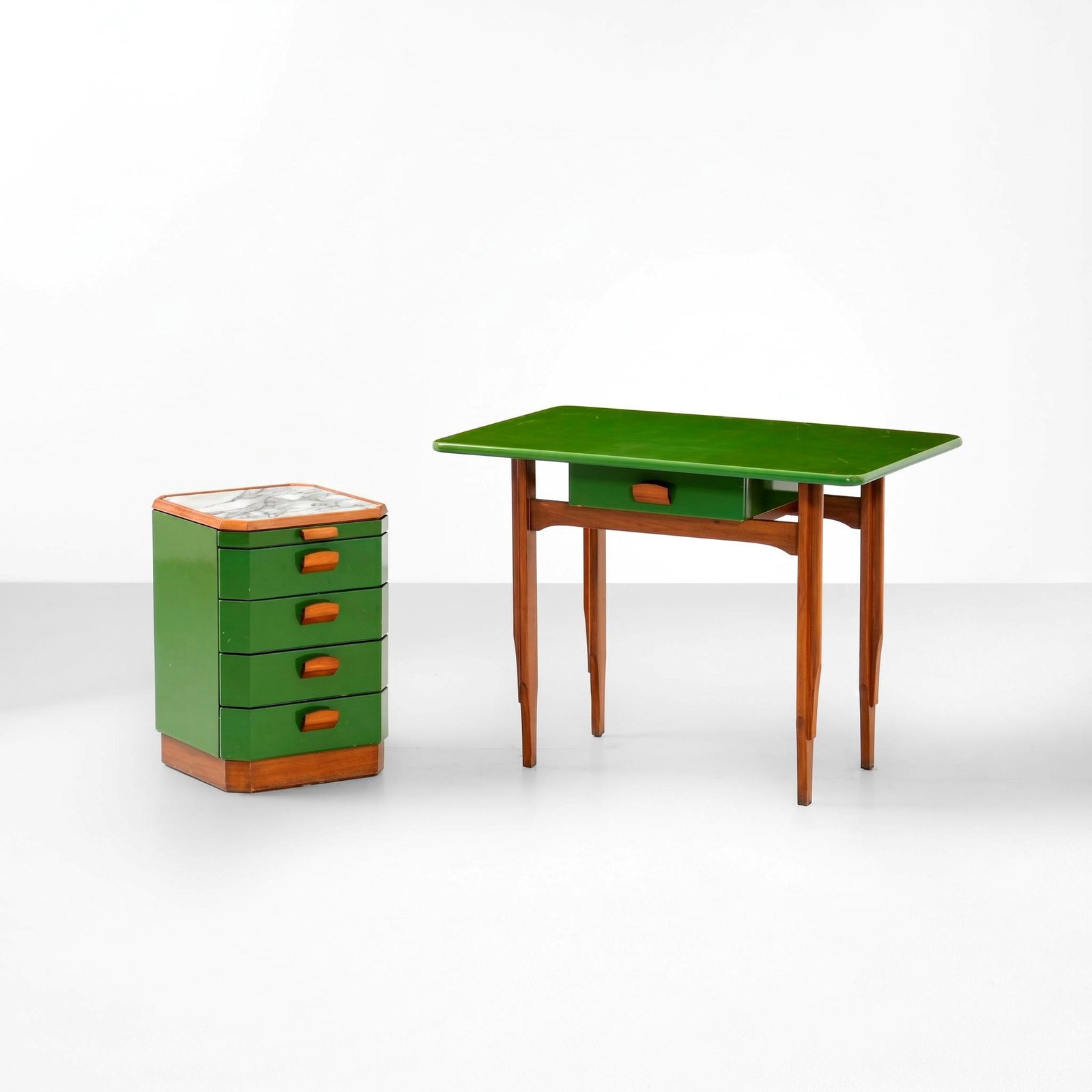 Giotto Stoppino attribuito a Scrivania con mobile a cassetti: Struttura in legno e legno laccato. Piano in marmo. Prod. Italia 1950 ca. cm 111x71x h81 (scrivania); 48x50x h66 (mobile) . Misure: