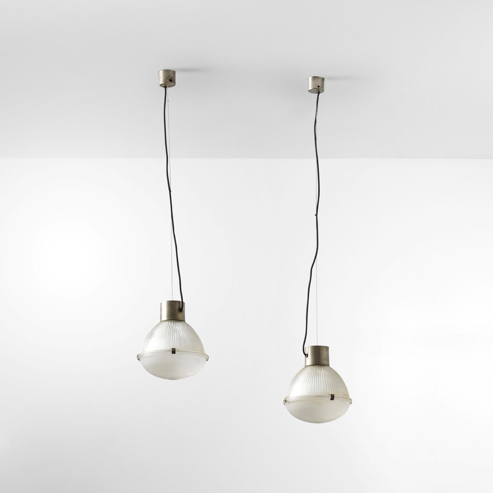 Tito Agnoli Due lampade a sospensione mod. 4409: Struttura e dettagli in metallo diffusore in vetro stampato e satinato. Prod. Oluce Italia 1950 ca. . Measuers: W. 35 - H. 120 cm
