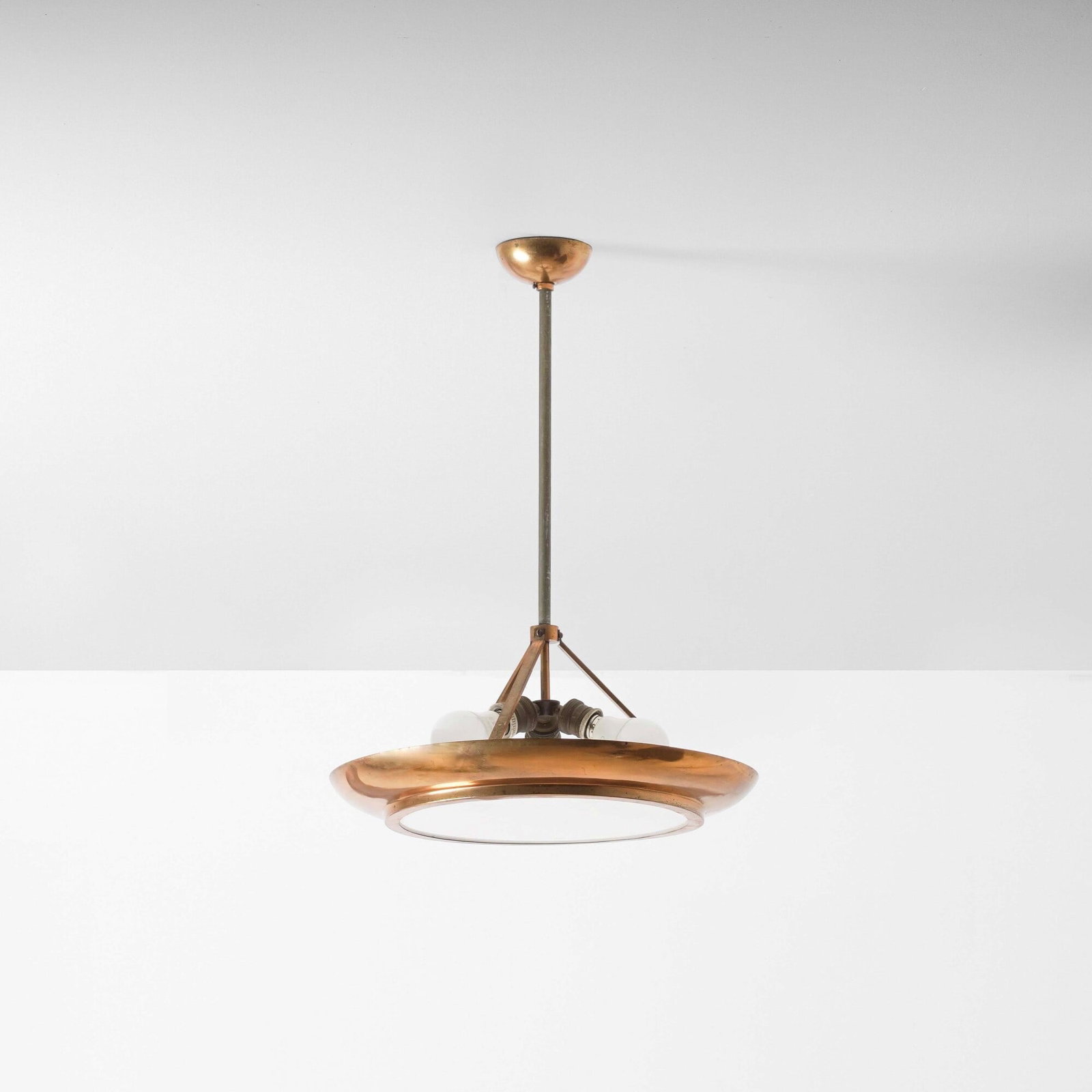 Marcello Piacentini attribuito a Lampada a sospensione: Struttura in rame diffusore in vetro satinato. Prod. Italia 1950 ca. . Measuers: W. 45 - H. 63 cm