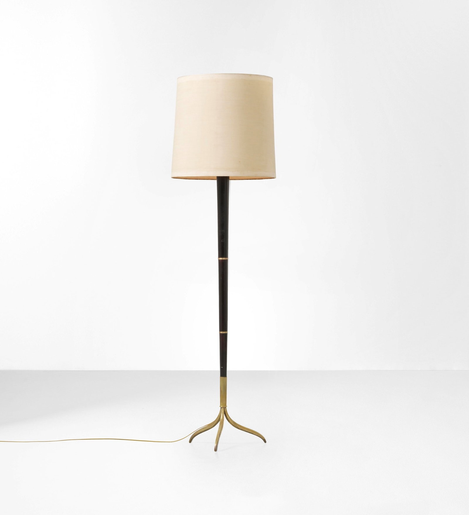 Giuseppe Ostuni Lampada da terra: Struttura in legno dettagli e sostegni in ottone. Paralume in tessuto. Prod. Oluce Italia 1950 ca. . Measuers: W. 50 - H. 180 cm
