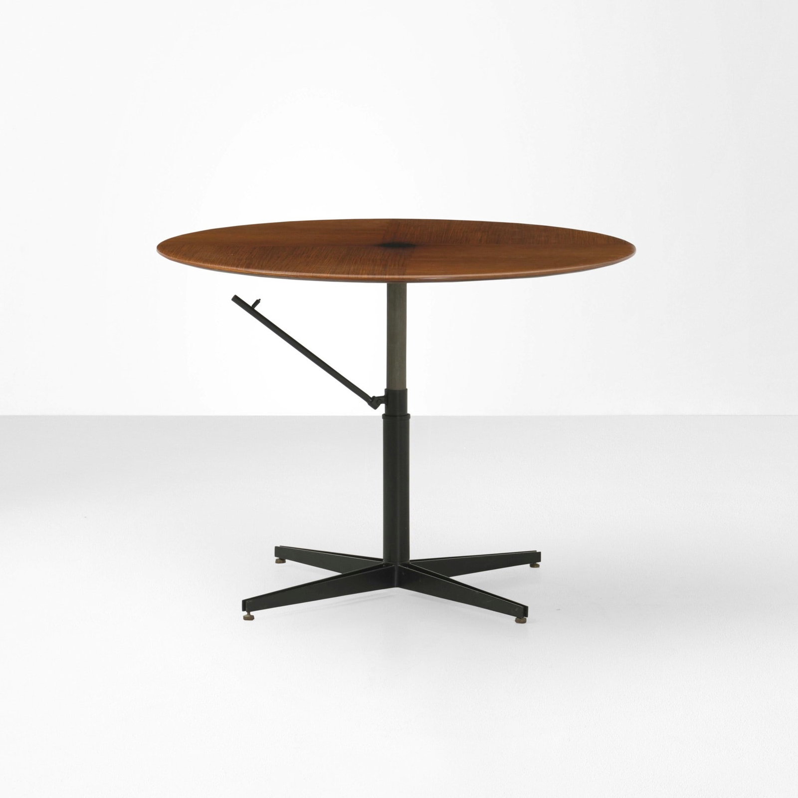 Osvaldo Borsani Tavolo regolabile mod. T41: Struttura in metallo laccato piano in legno impiallacciato. Marchio ed etichetta originali. Prod. Tecno Italia 1958. . Measuers: cm 104X104X79