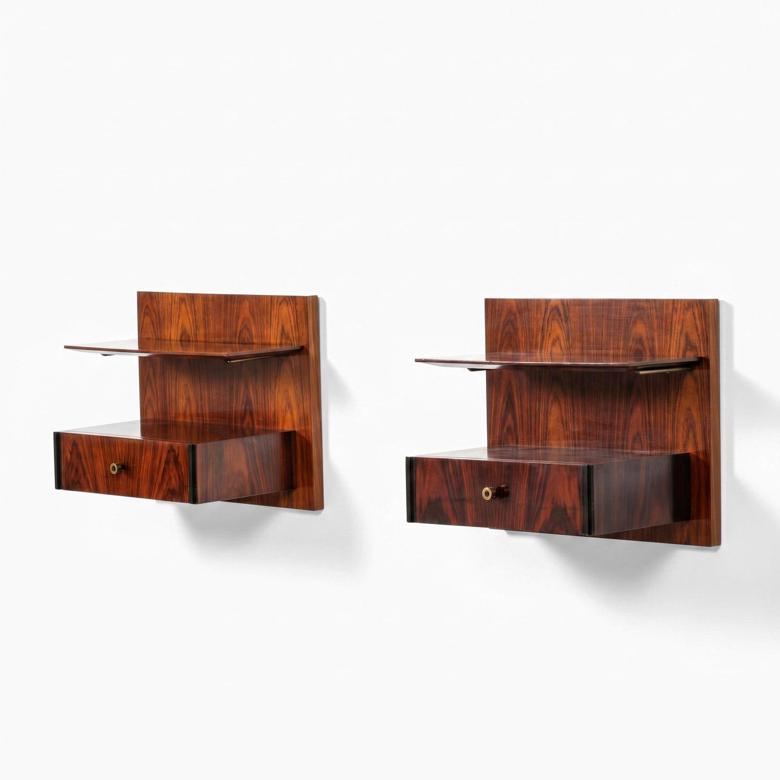 Dassi Due comodini da parete: Struttura in legno e legno impiallacciato maniglie in ottone. Prod. Dassi Italia 1950 ca. . Measuers: cm 48X28X40