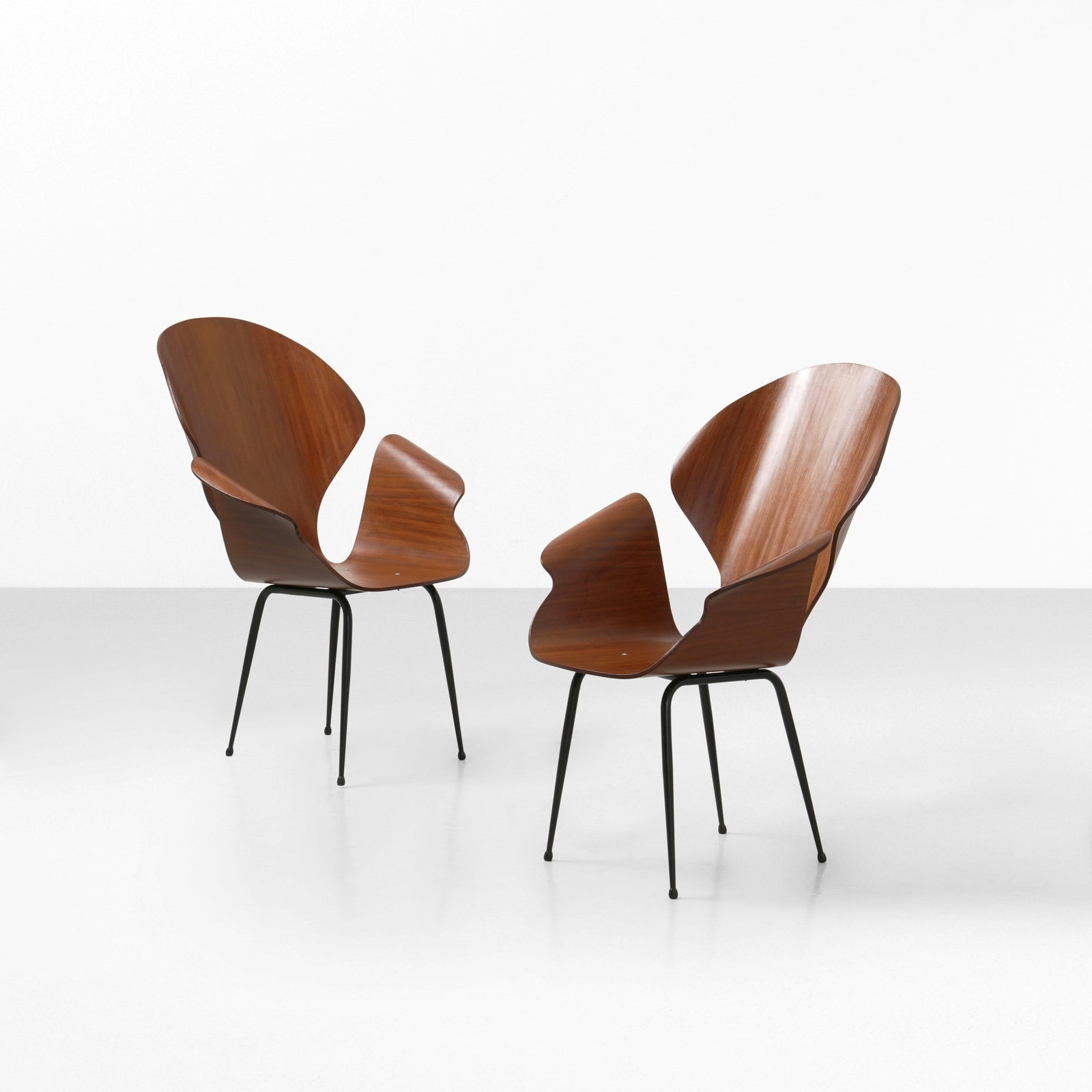 Carlo Ratti Due poltrone: Struttura in compensato curvato sostegni in metallo tubolare laccato. Prod. Italia 1950 ca. . Measuers: cm 74X90X104