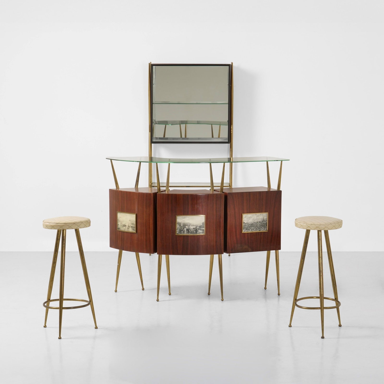 Mobile bar e due sgabelli: Struttura in legno con sostegni in ottone. Piani e rivestimenti in vetro e vetro specchiato. Prod. Italia 1950 ca. cm 140x80x h140 (bar); cm 83x27x h195 (mobile); cm 34x h80 (sgabelli) . Misure: