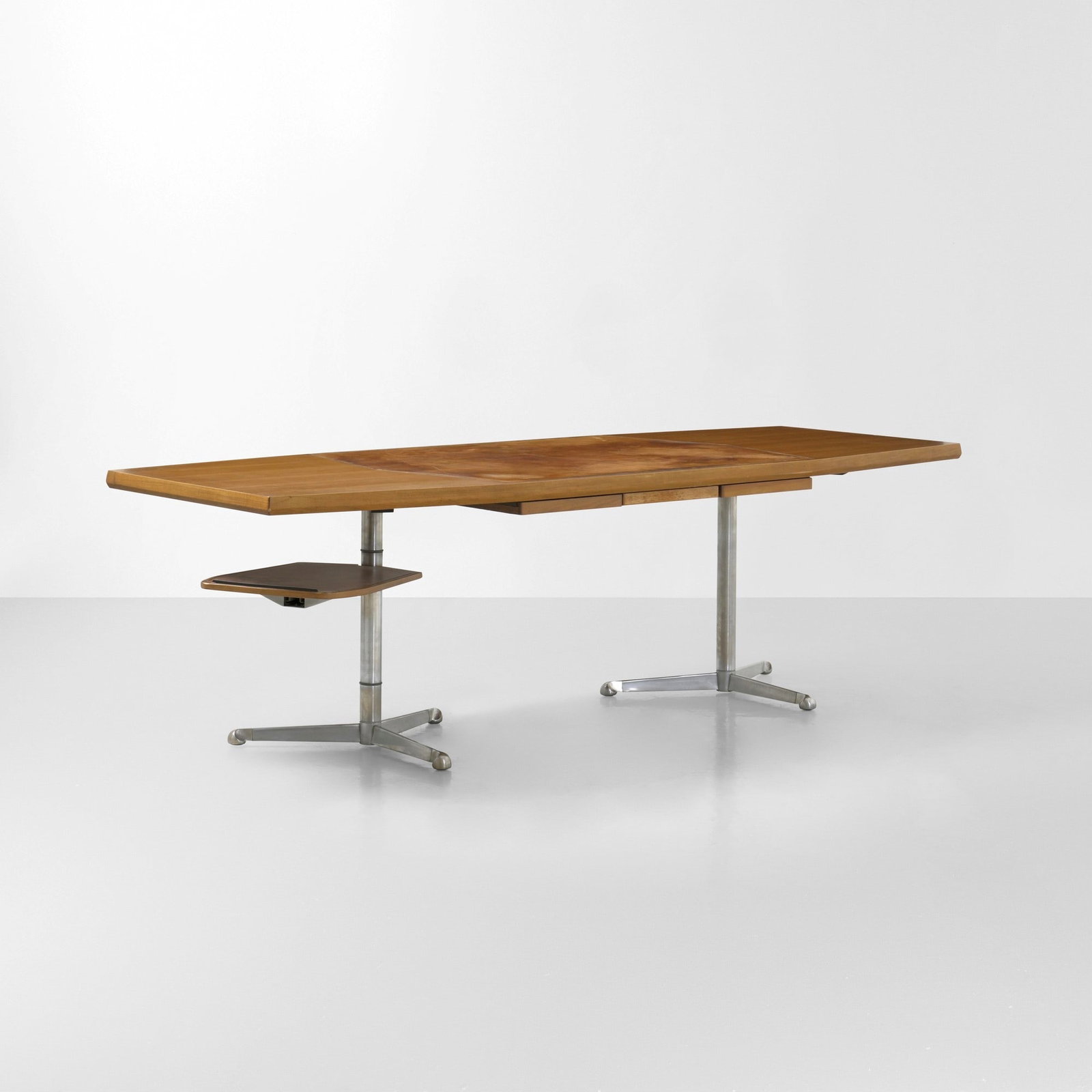 Osvaldo Borsani Tavolo mod. 758: Struttura in metallo sostegni in acciaio e piano in legno rivestito di cuoio. Etichetta originale. Prod. Tecno Italia 1962. G. Bosoni Tecno l’eleganza discreta della tecnica p. 174 Skira 2011 .