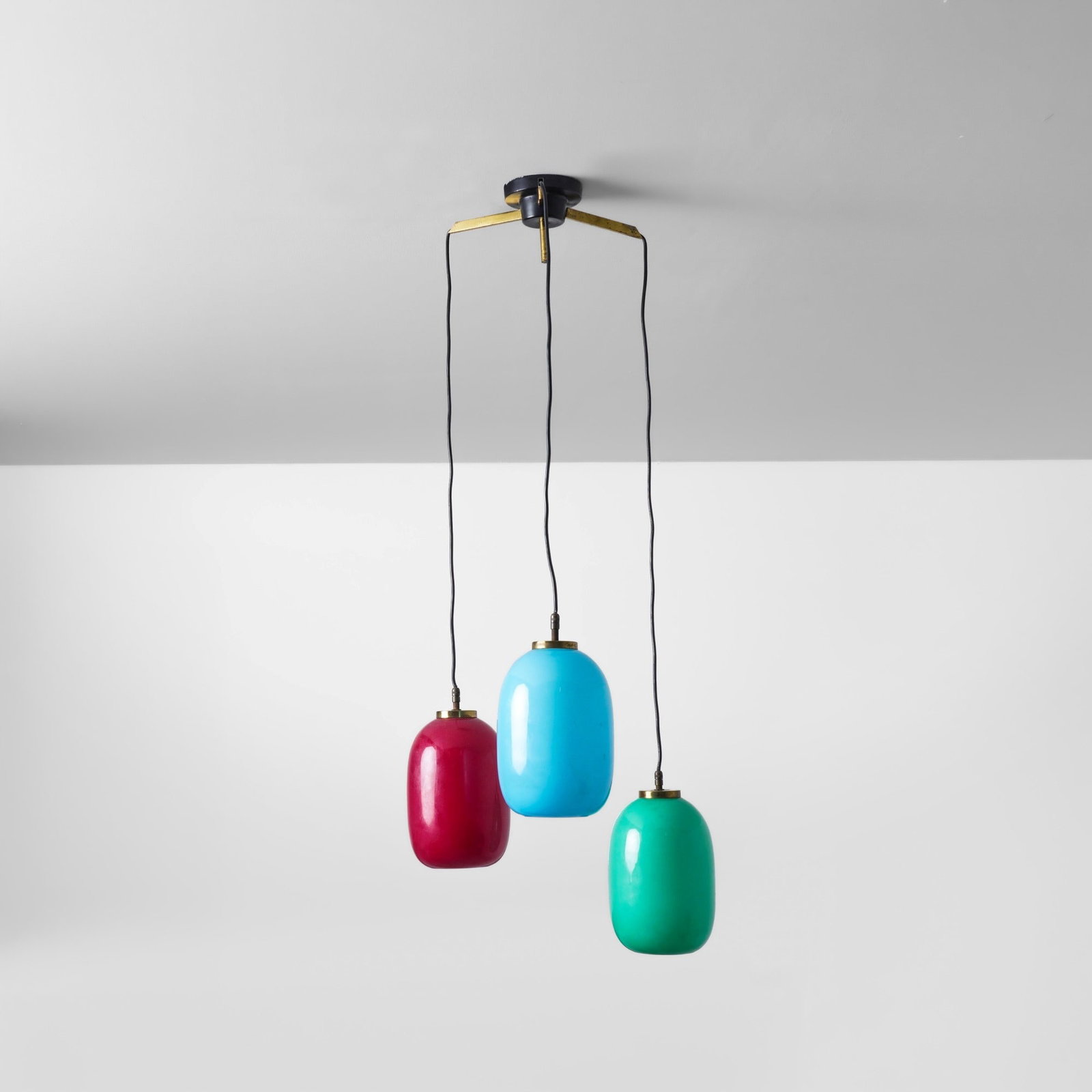Lampada a sospensione: Struttura in ottone e metallo laccato diffusori in vetro colorato. Prod. Italia 1950 ca. . Measuers: W. 50 - H. 120 Cm