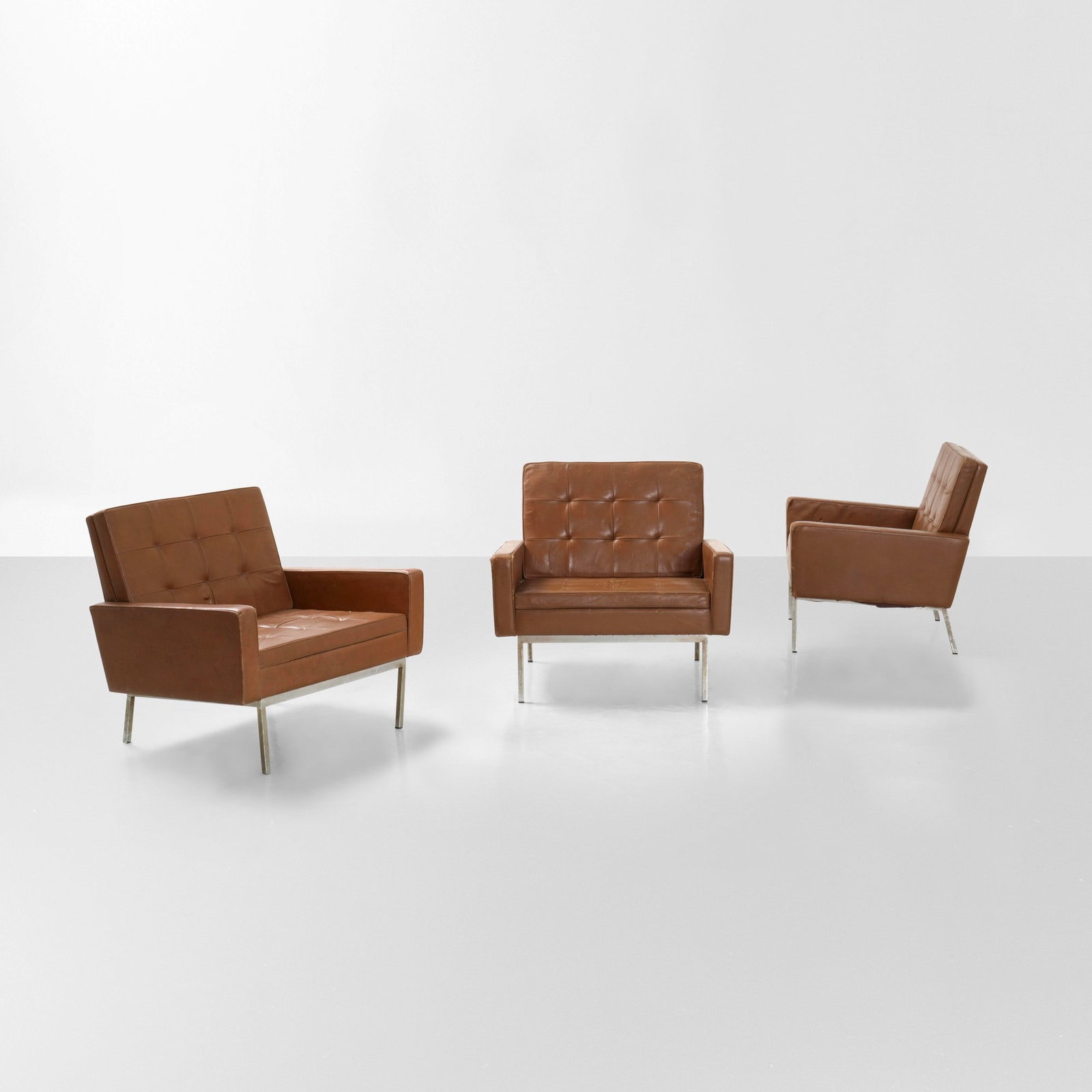Florence Knoll Tre poltrone: Struttura in metallo cromato rivestimento in cuoio. Prod. Knoll International 1950 ca. . Measuers: cm 85X73X81