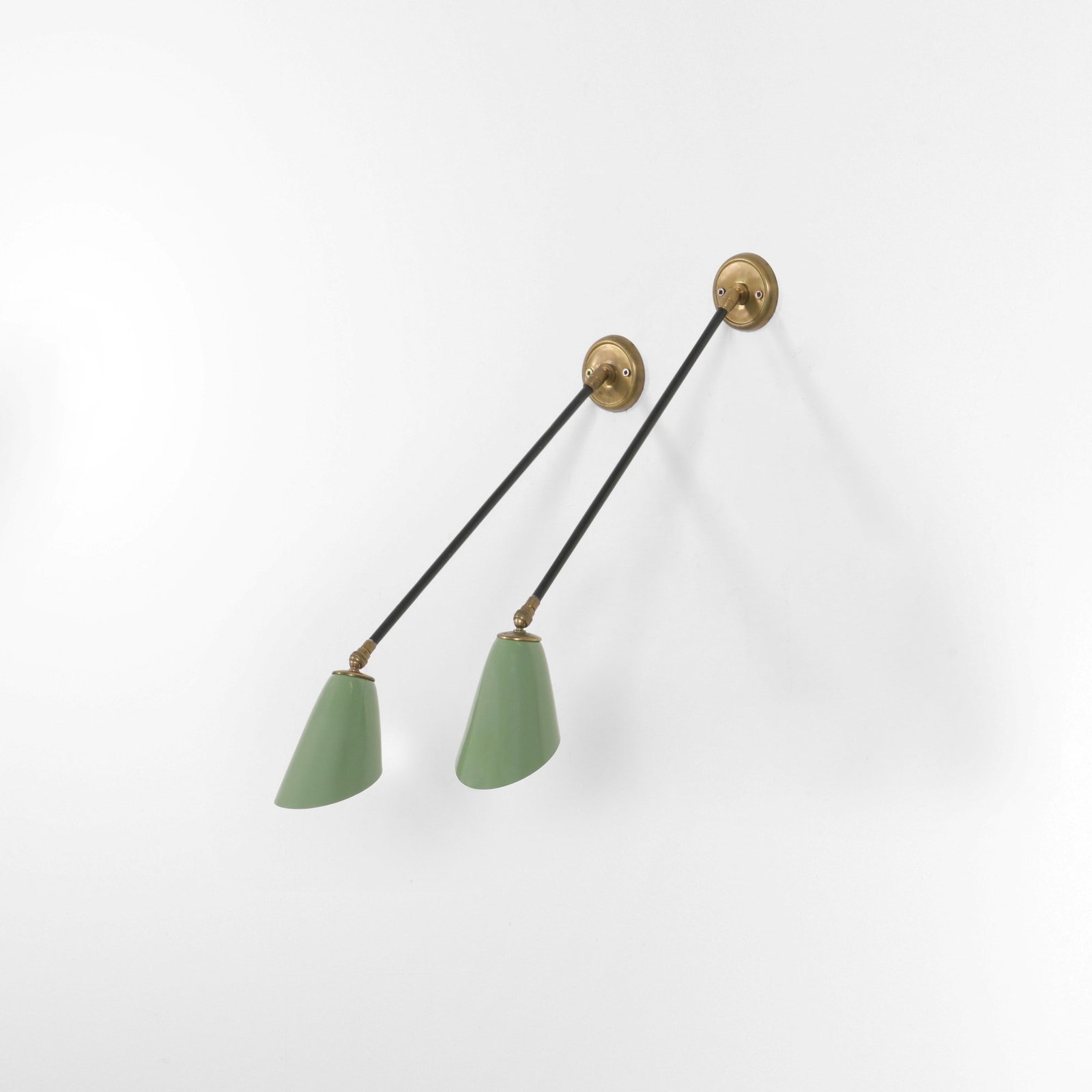 Due lampade da parete: Struttura in metallo tubolare dettagli in ottone. Diffusore in metallo laccato orientabile. Prod. Italia 1950 ca. . Measuers: cm 12X59X12